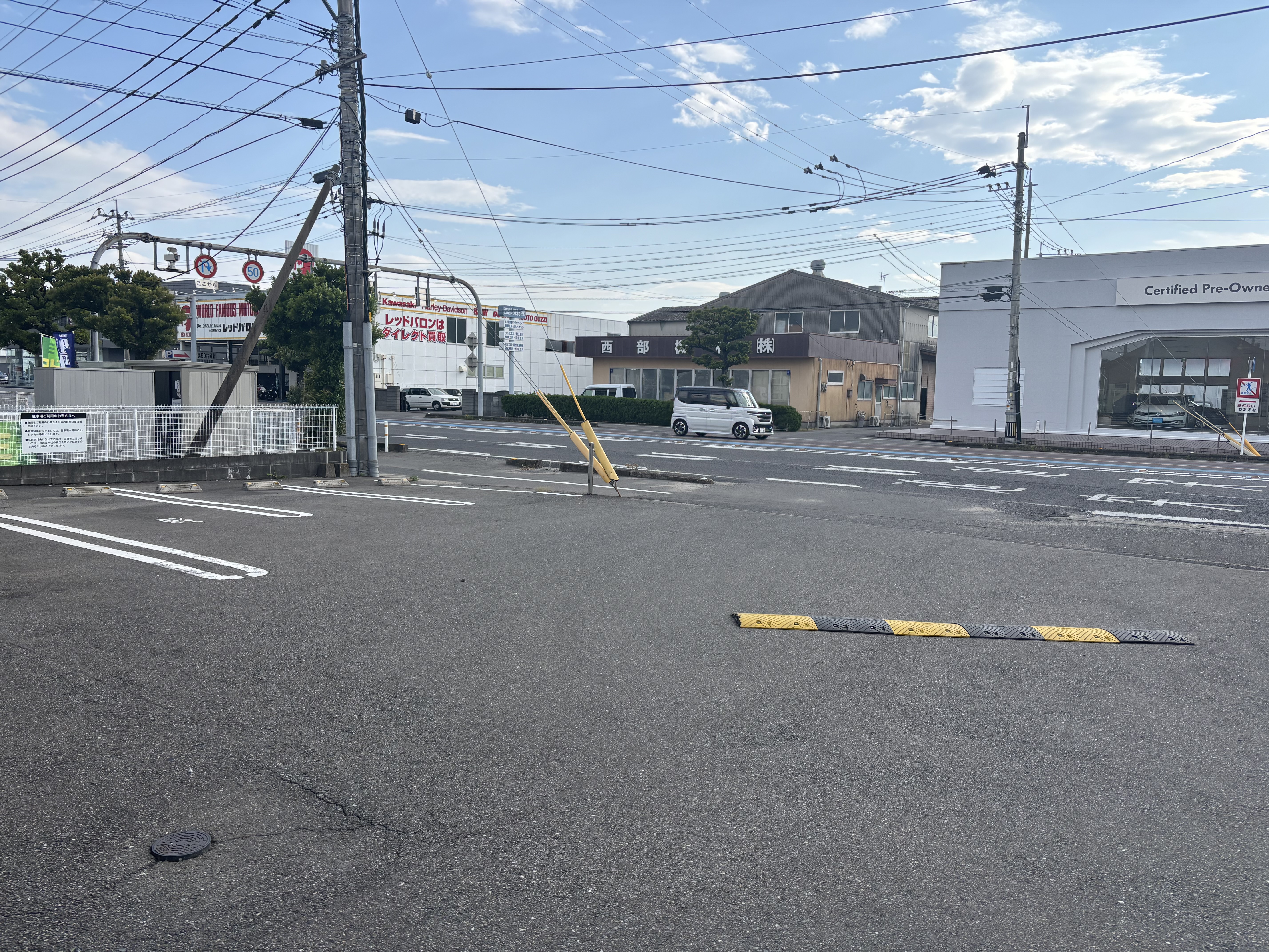 国道208号を北に進み左にあります。赤い看板が目印です。