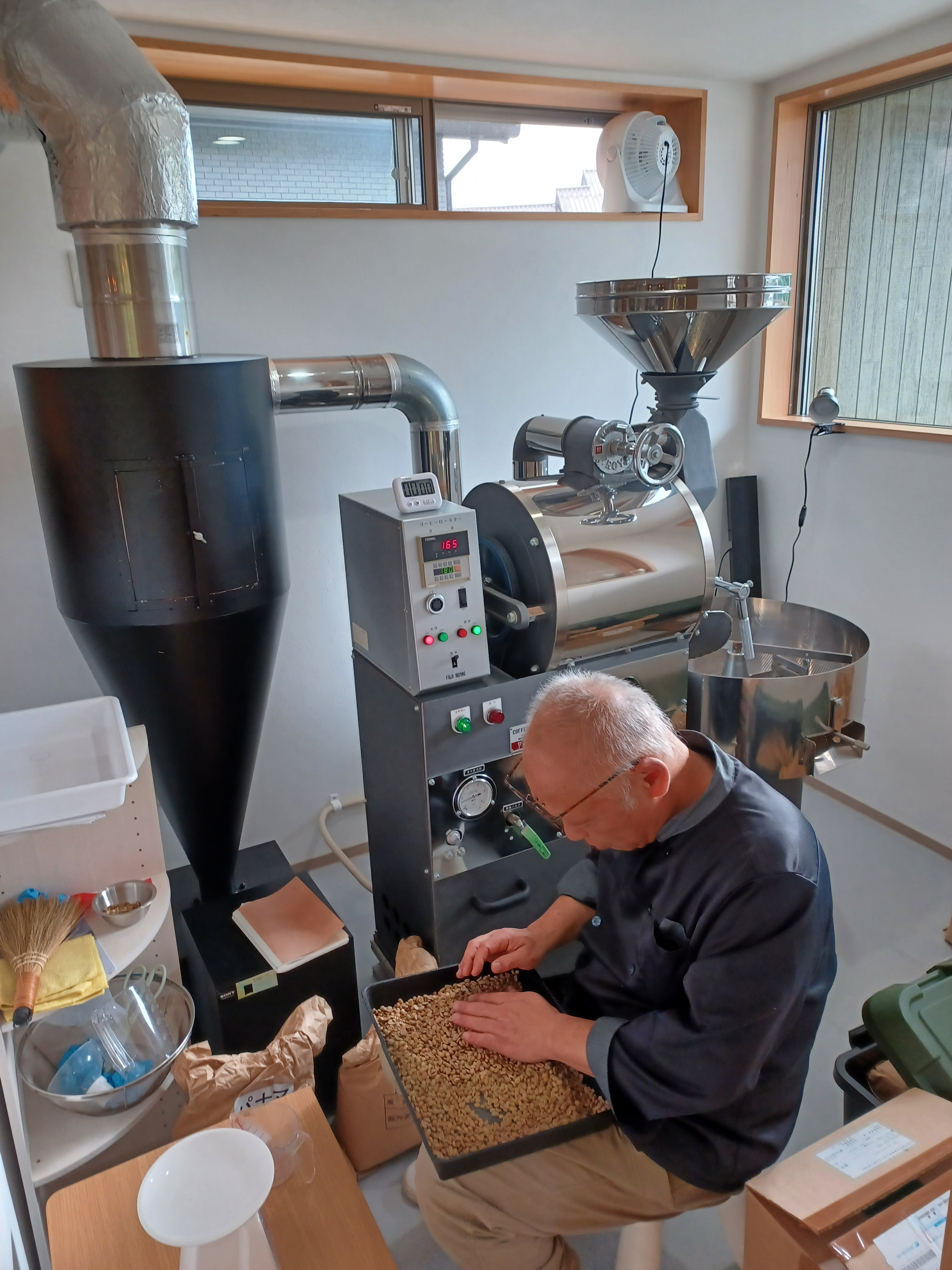 店舗内の焙煎室で、厳選したコーヒー豆を丁寧に焙煎しています