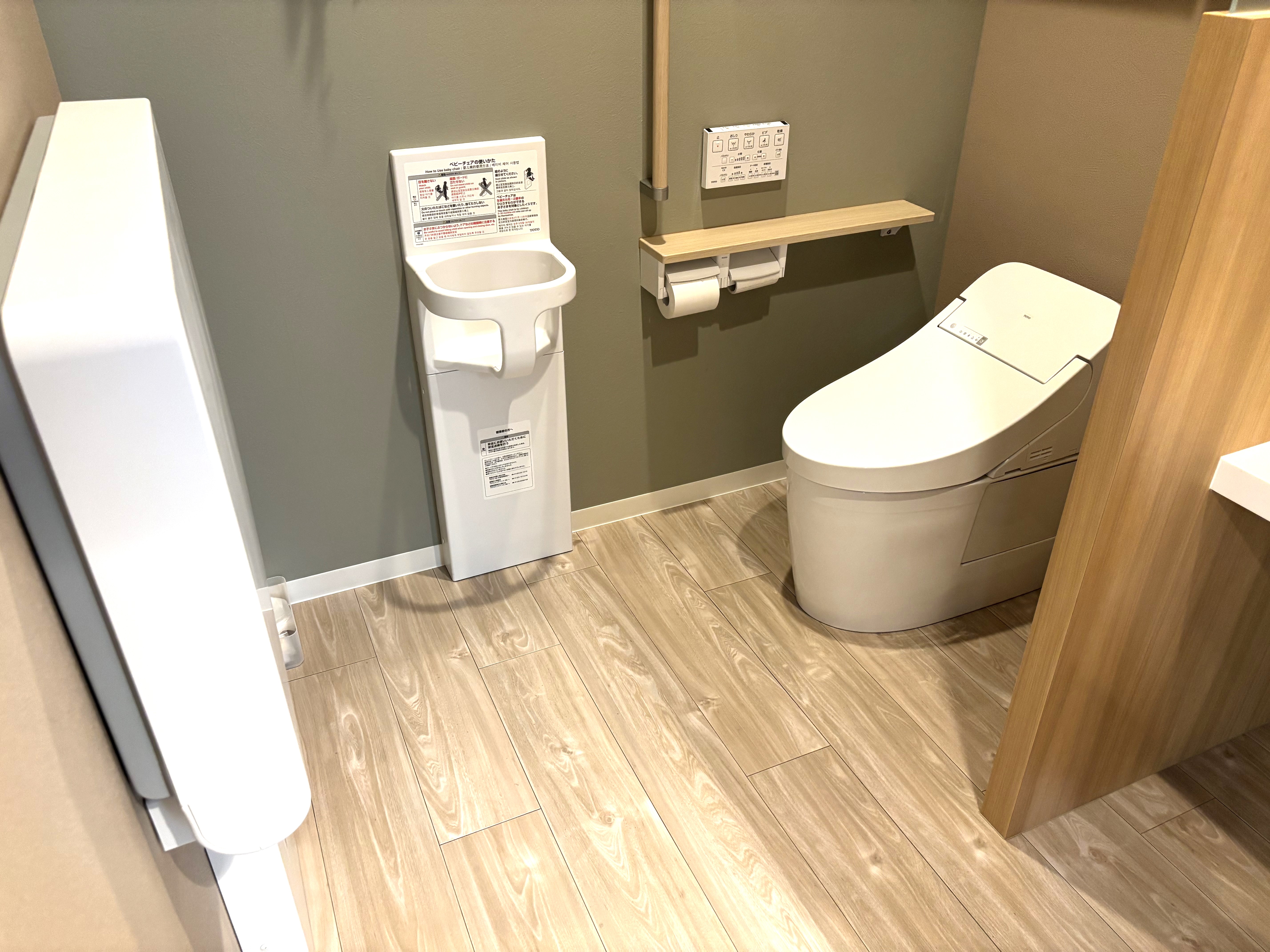 ベビーキープ、おむつ交換台あります