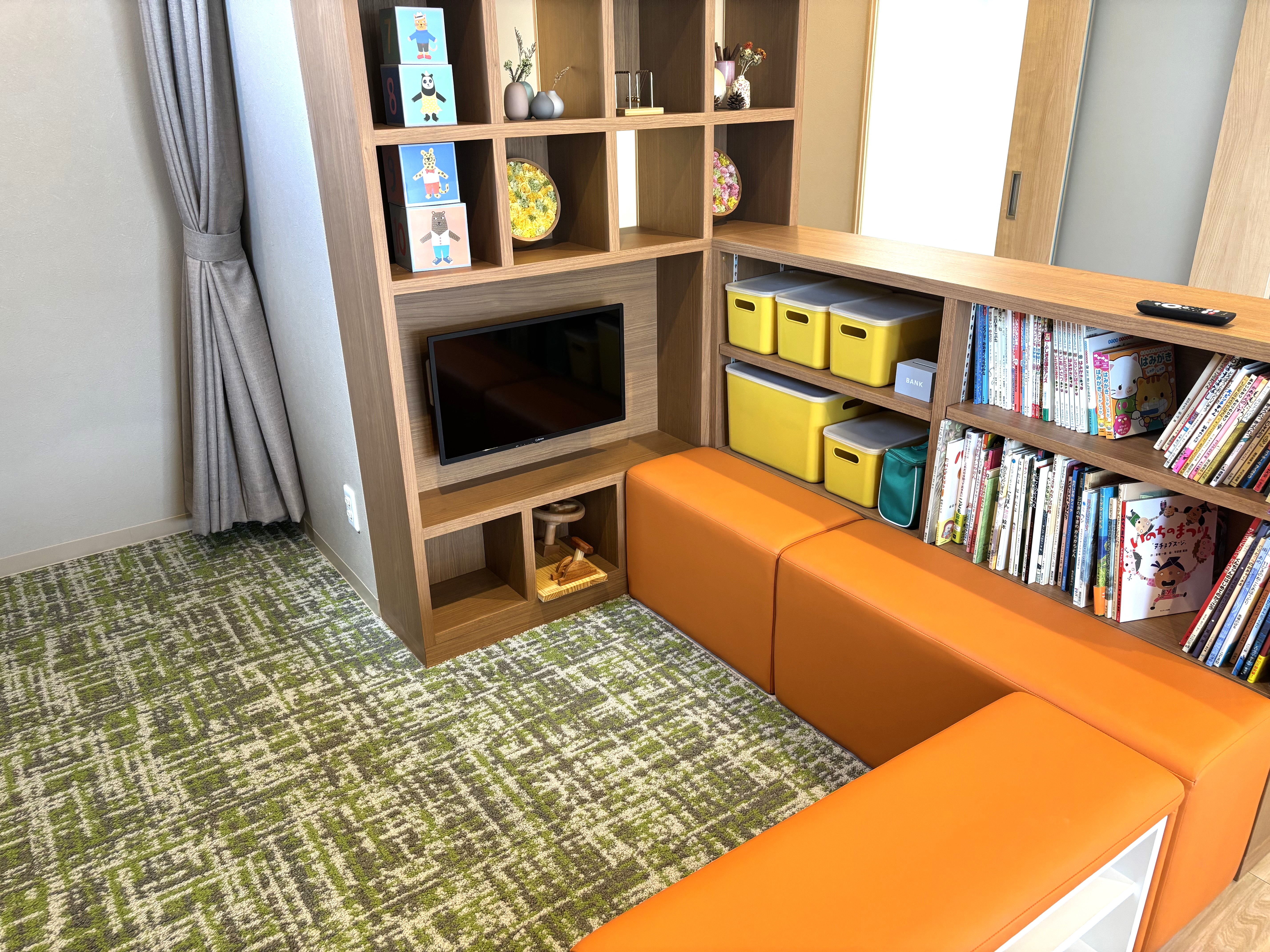 キッズスペース奥はカーテンで区切り、授乳やカームダウンのために利用することができます