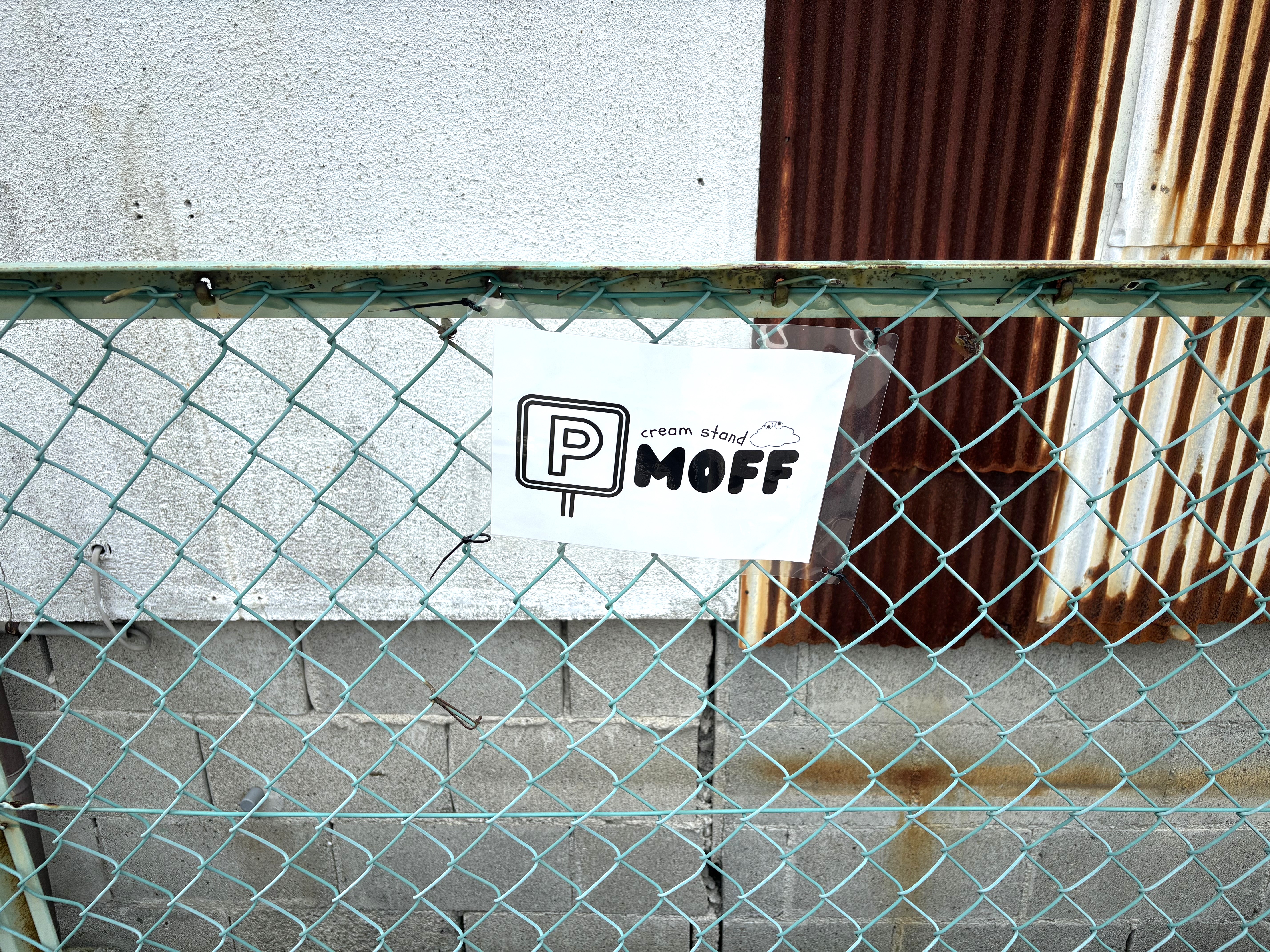 店舗横駐車場には目印の看板があります