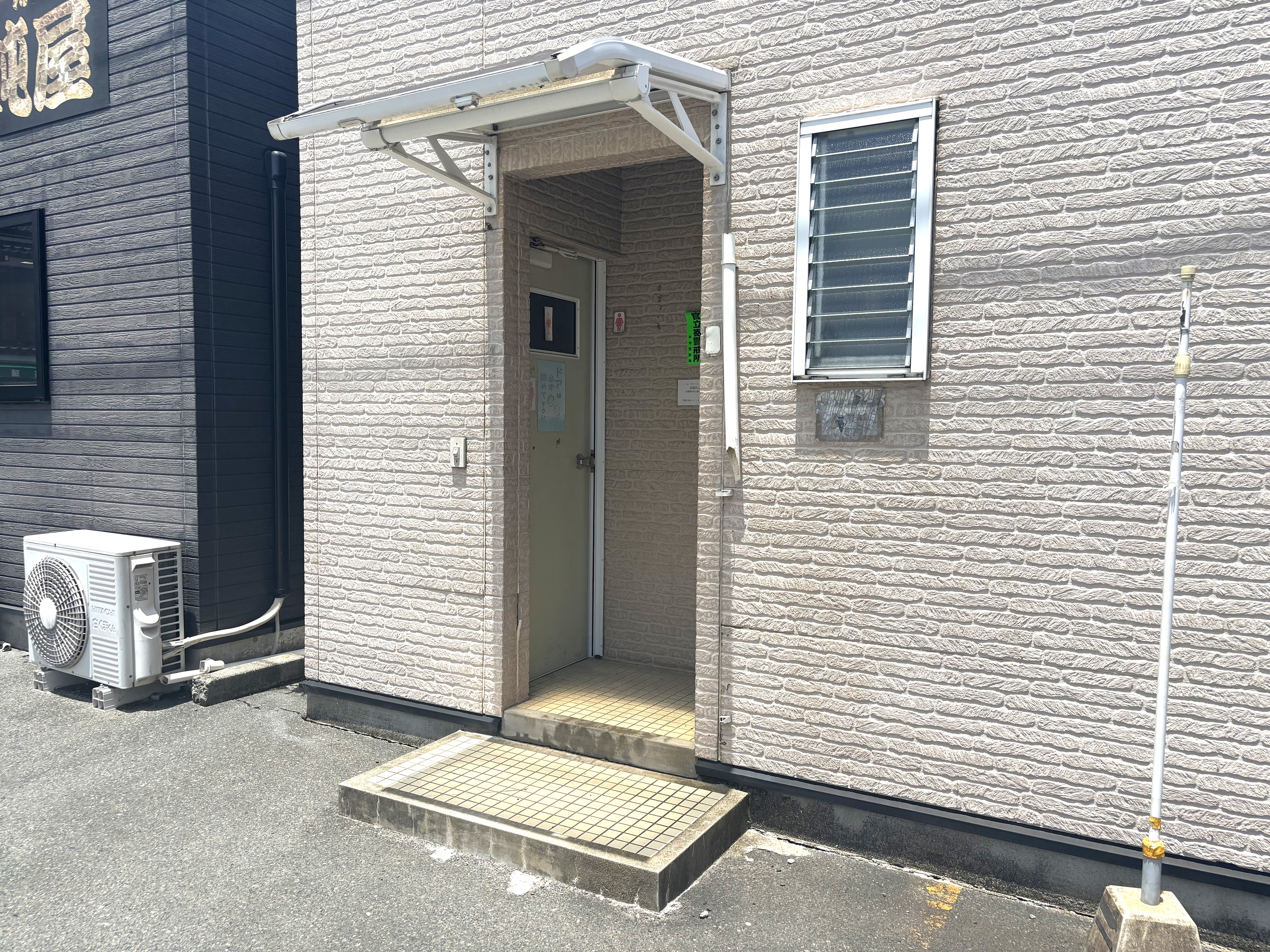 共用トイレは店舗前にあります