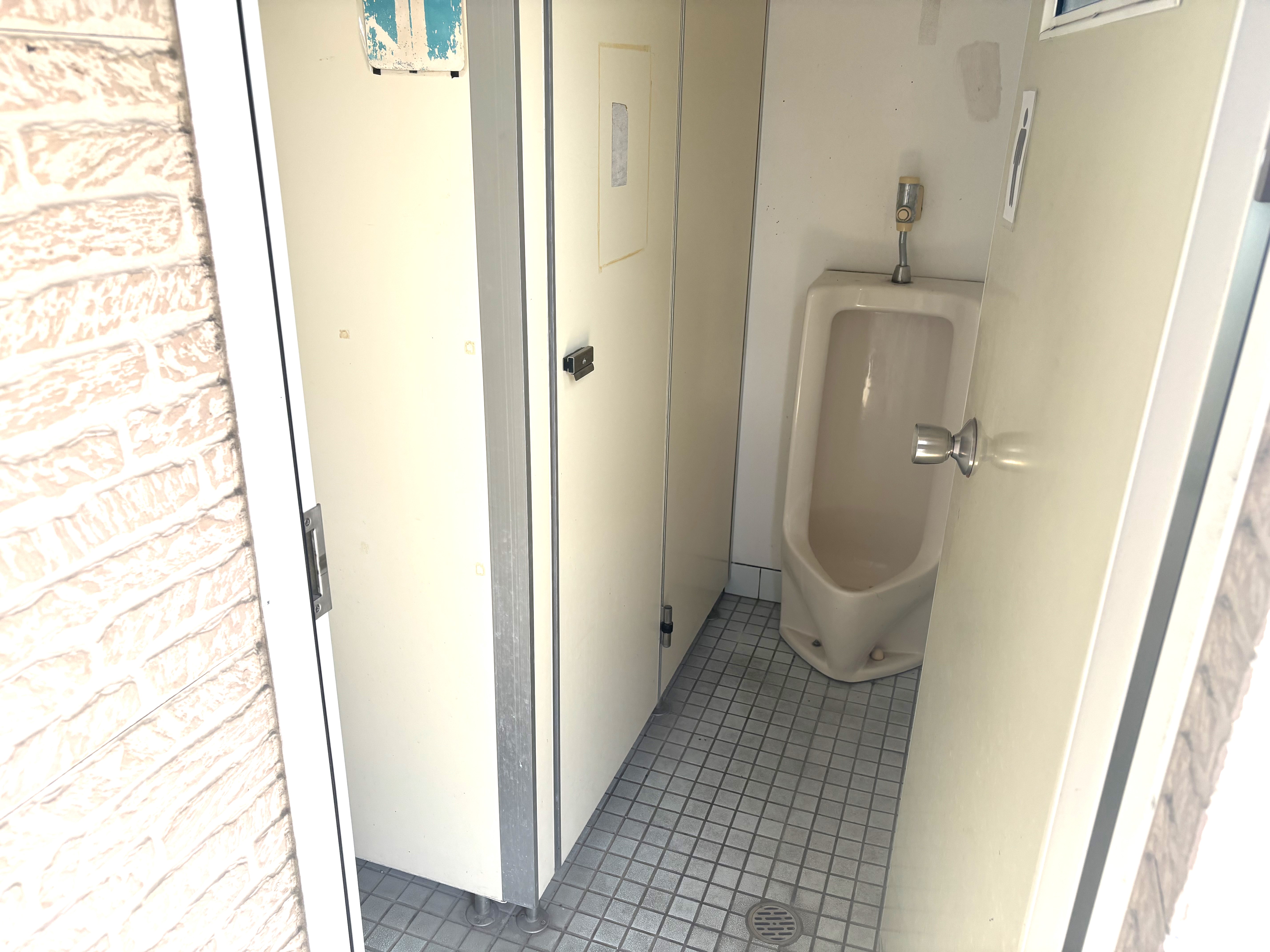 男性用トイレ内