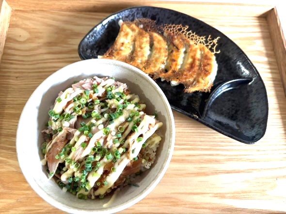 チャーシュー丼と餃子