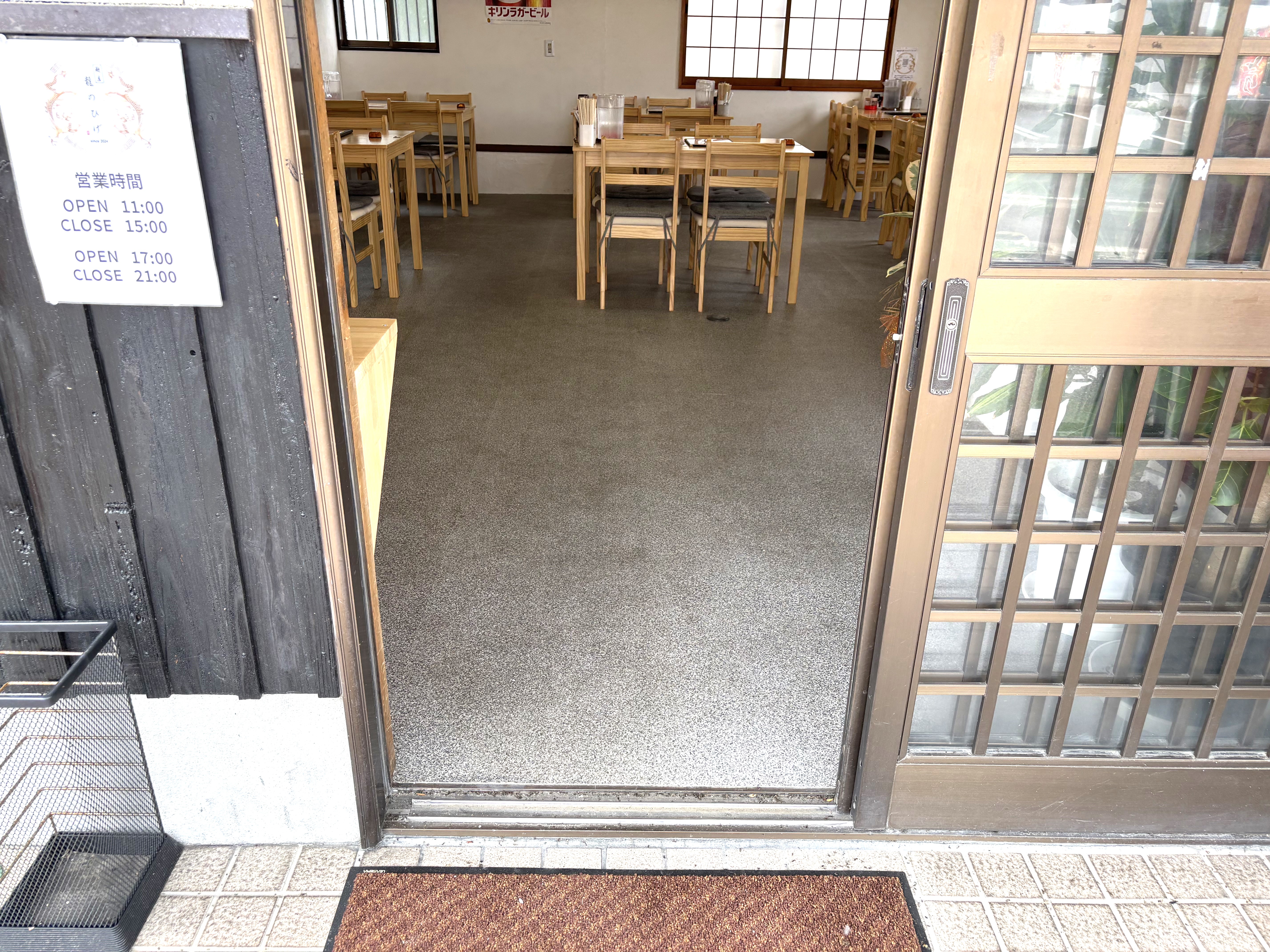 ドアは手動の引き戸です