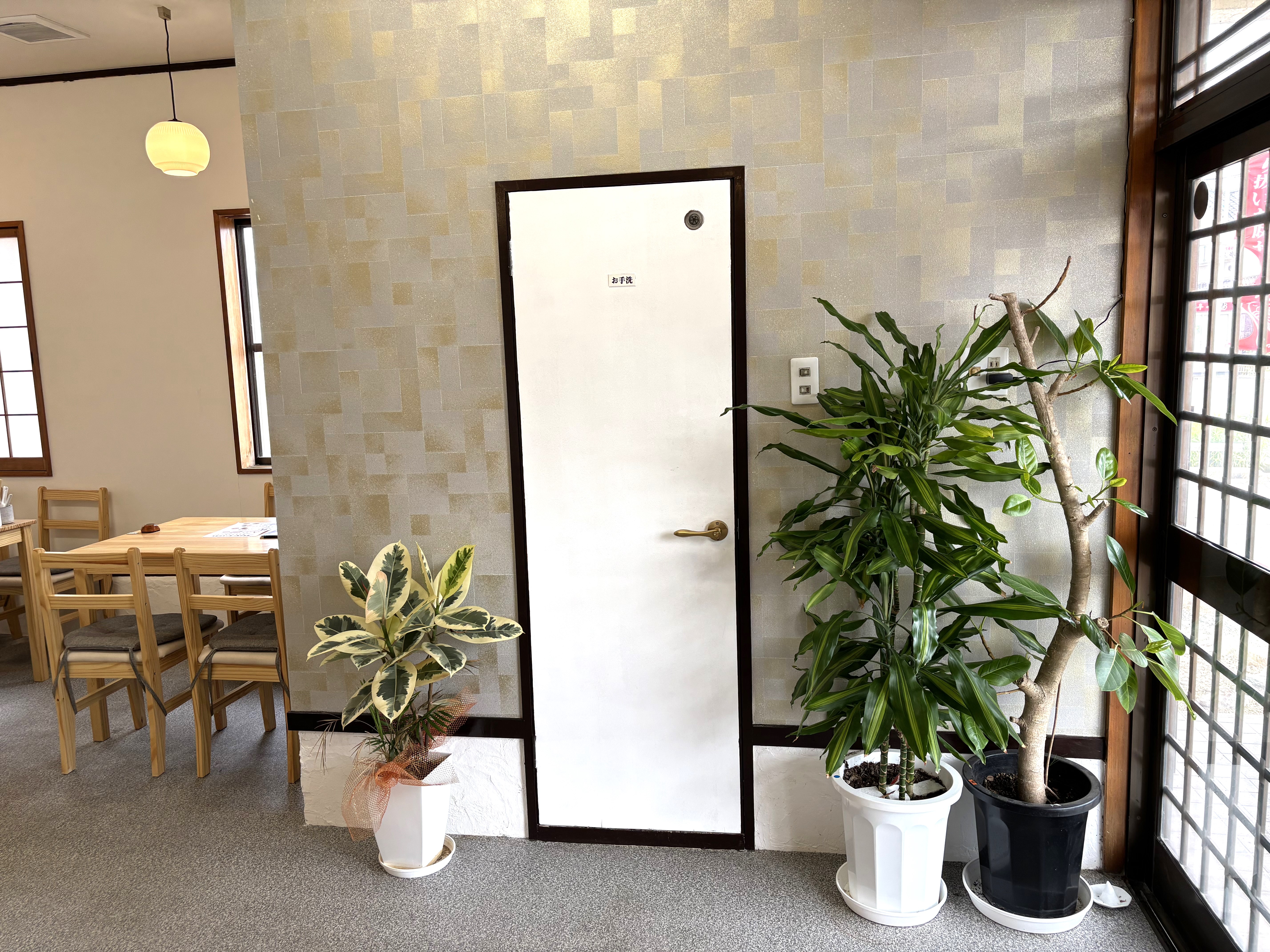 トイレは出入口すぐそばにあります