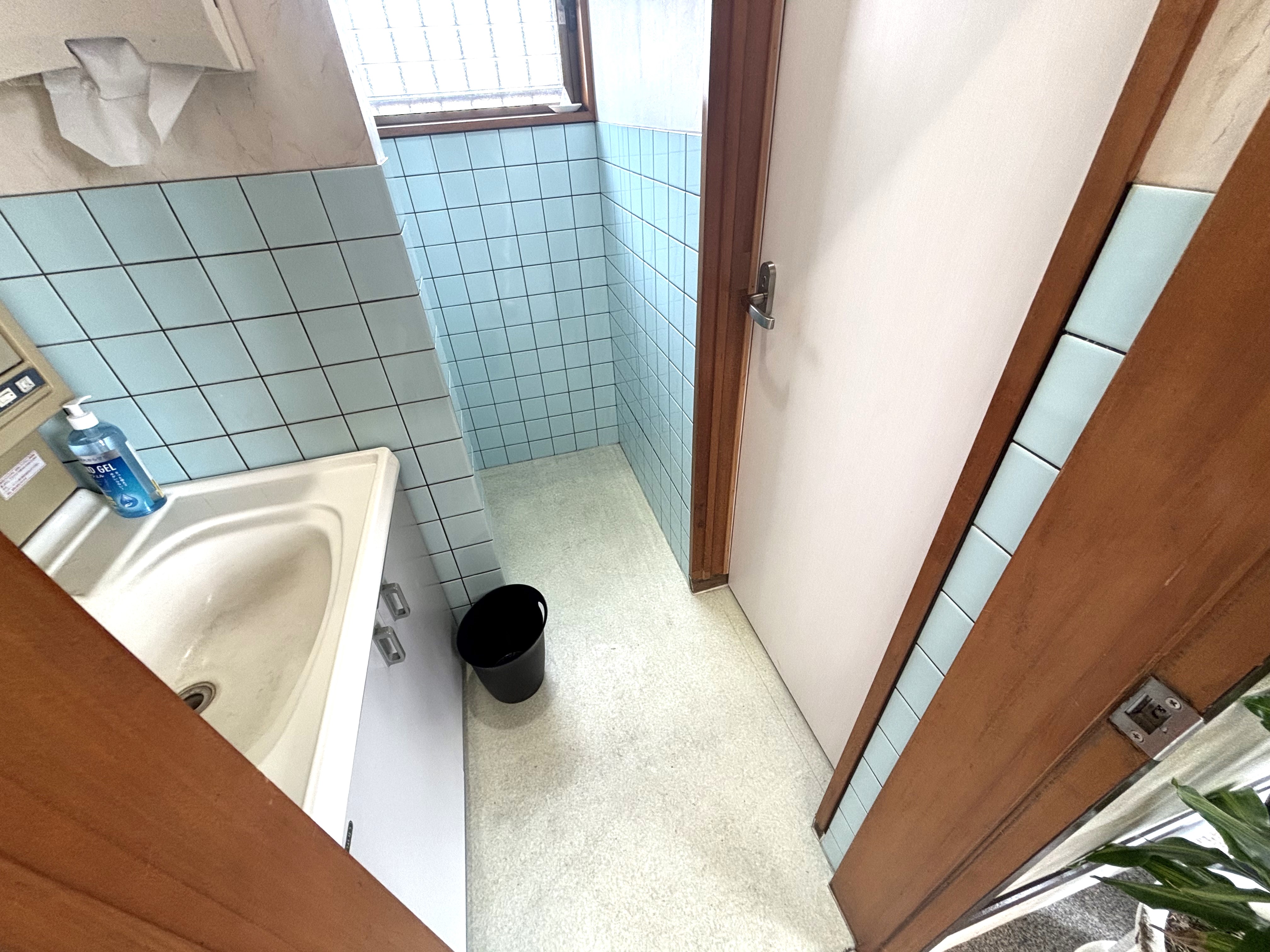 トイレ内は洋式トイレと男性用小便器があります