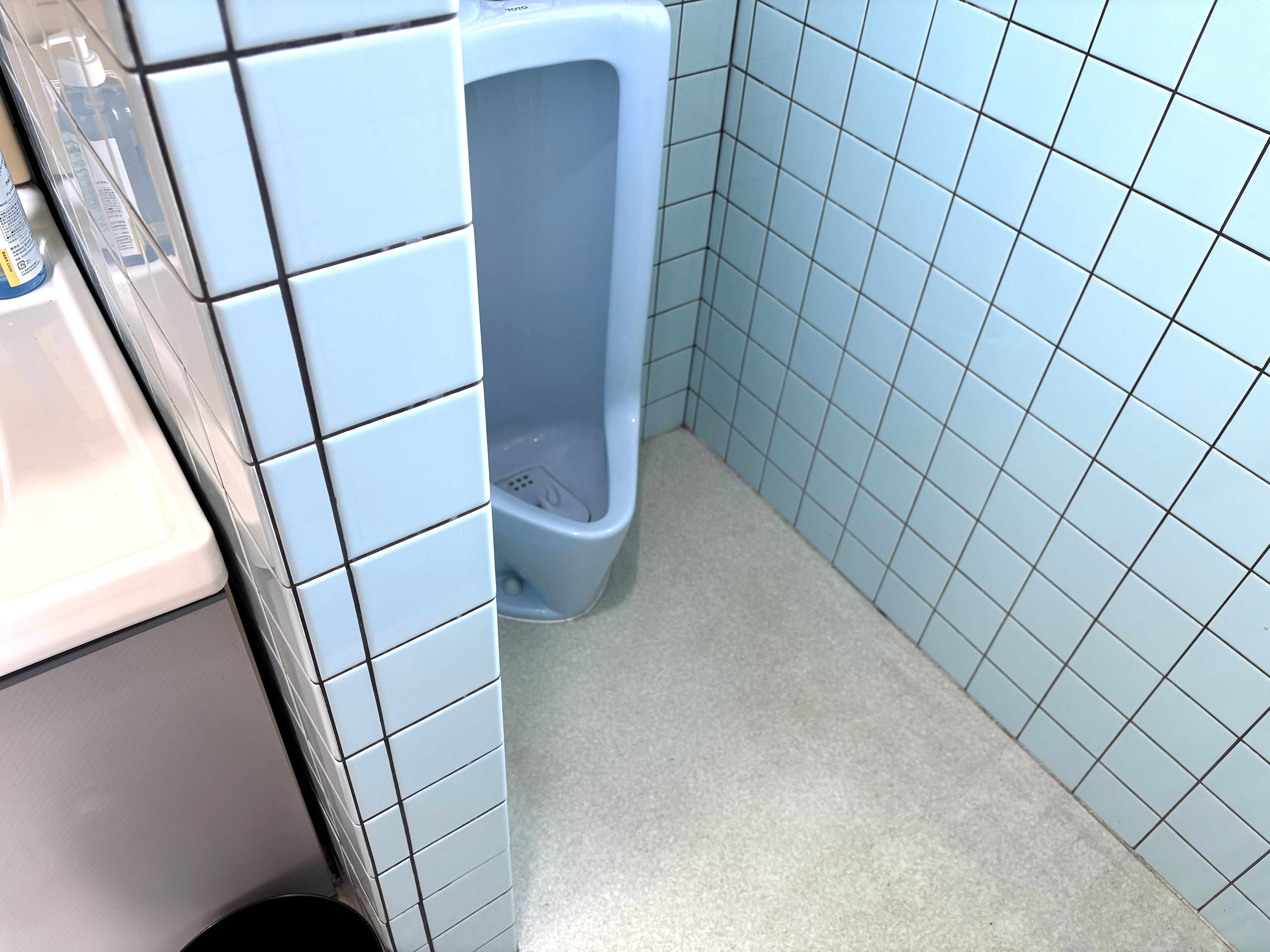 男性用小便器は奥にあります