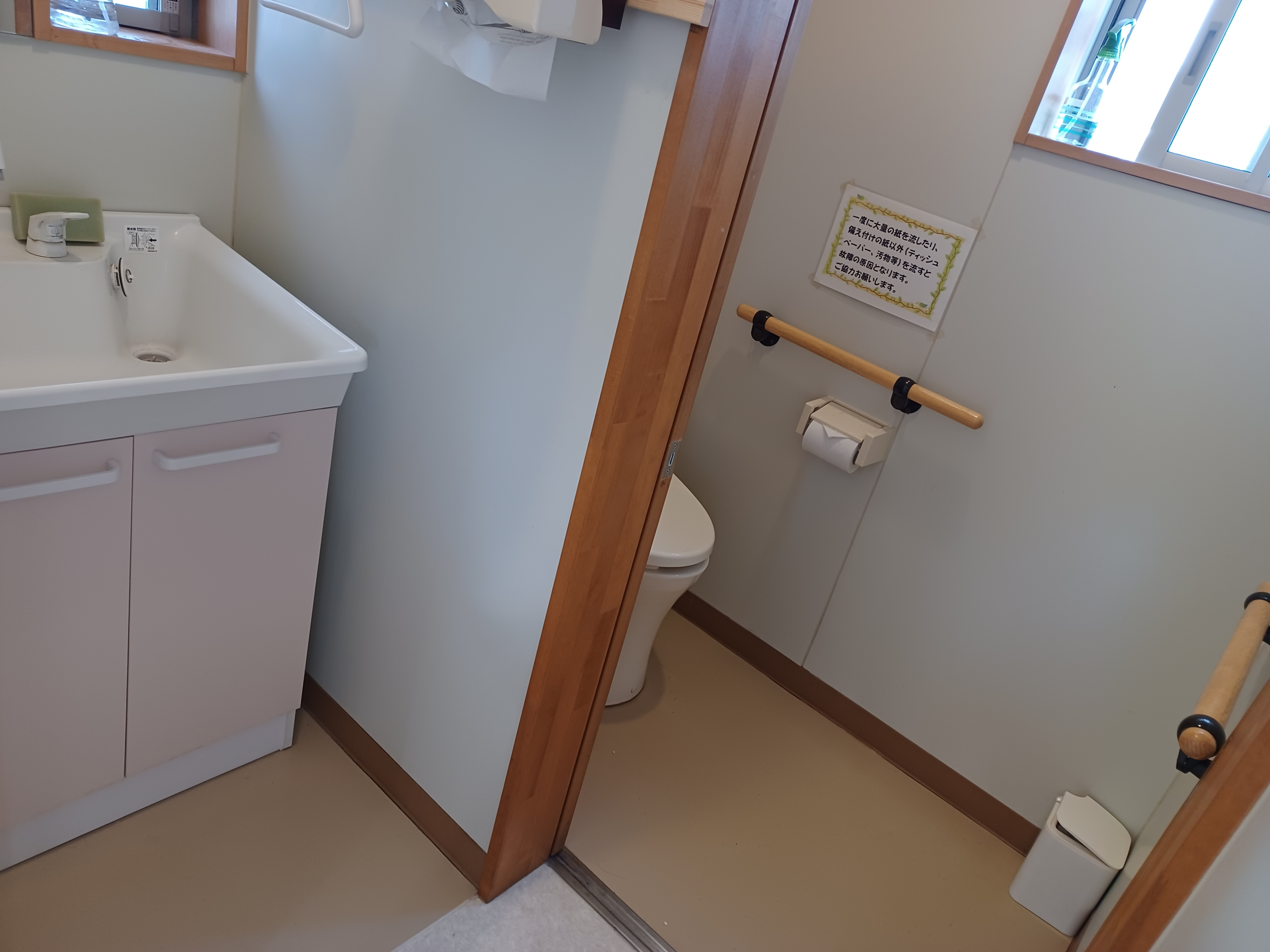 手洗い場の先に洋式トイレがあります