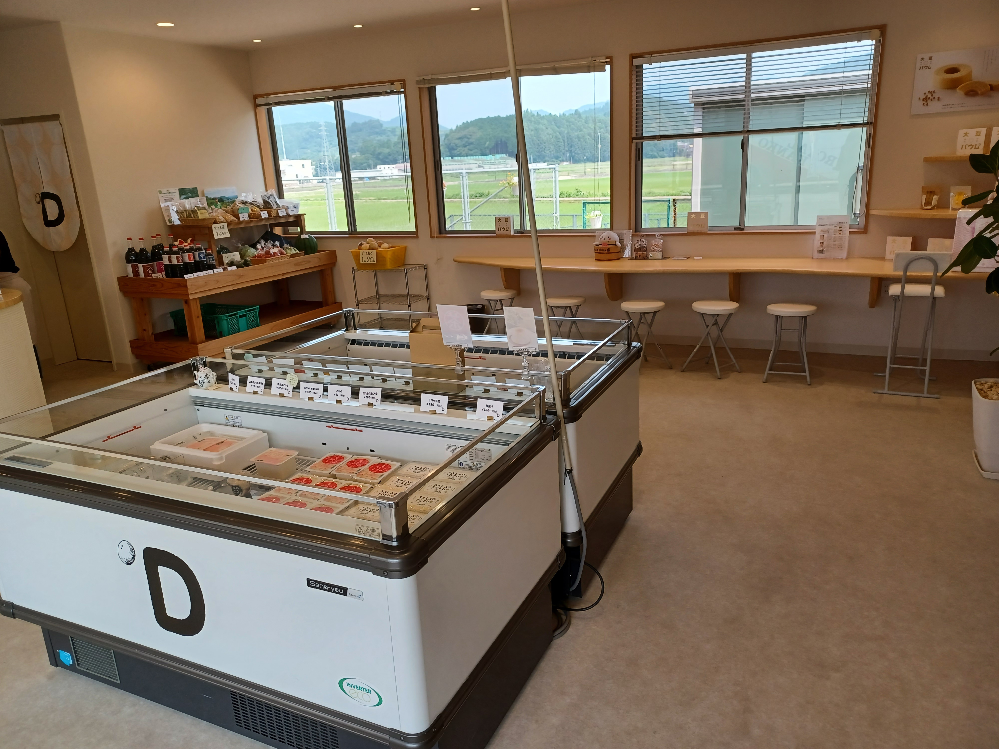 店内導線が広くとられていますので、ベビーカーや車いすの方もゆったりと移動することができます