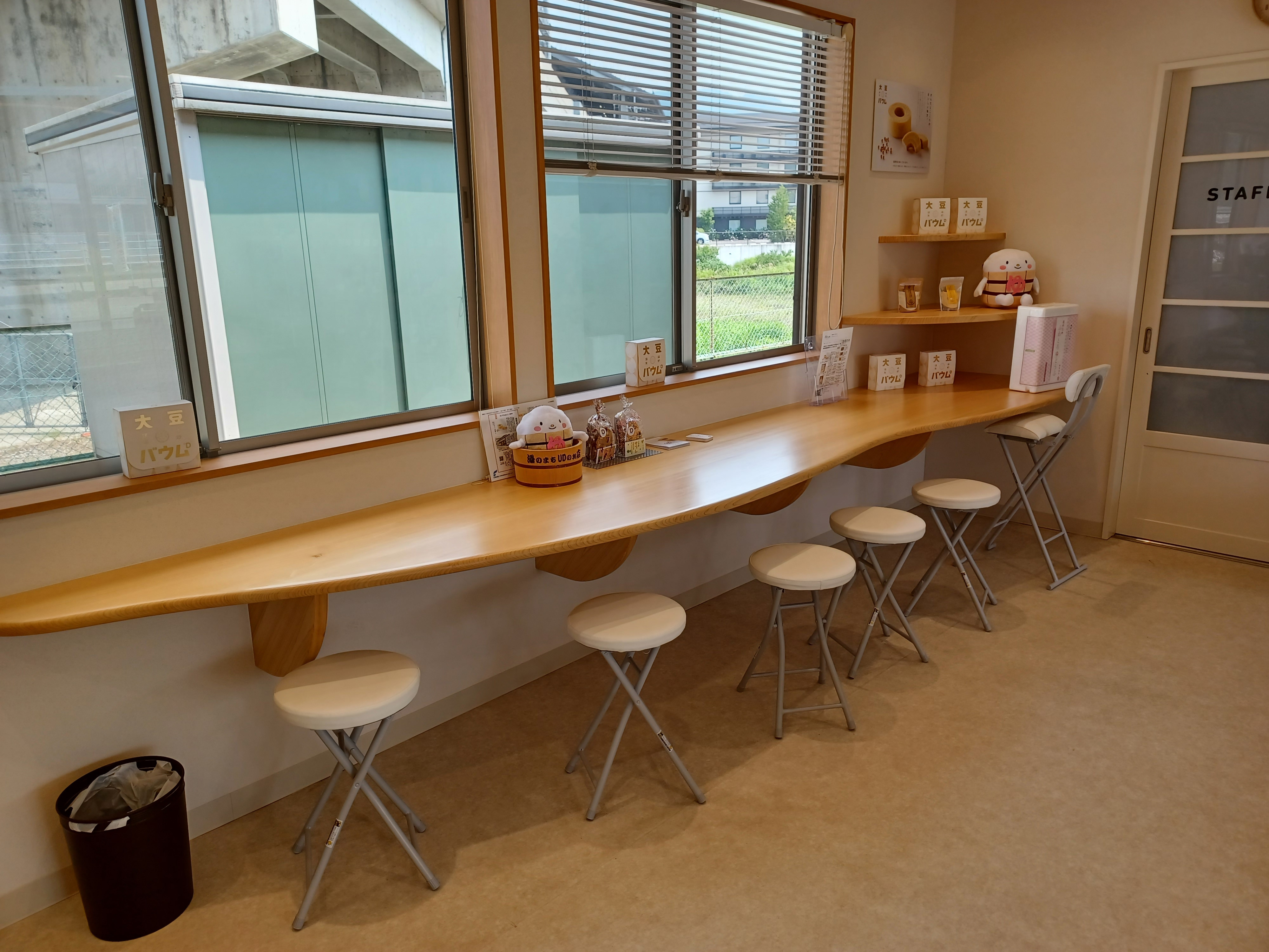 イートインスペースは正面入り口奥側に、カウンター席が5席あります