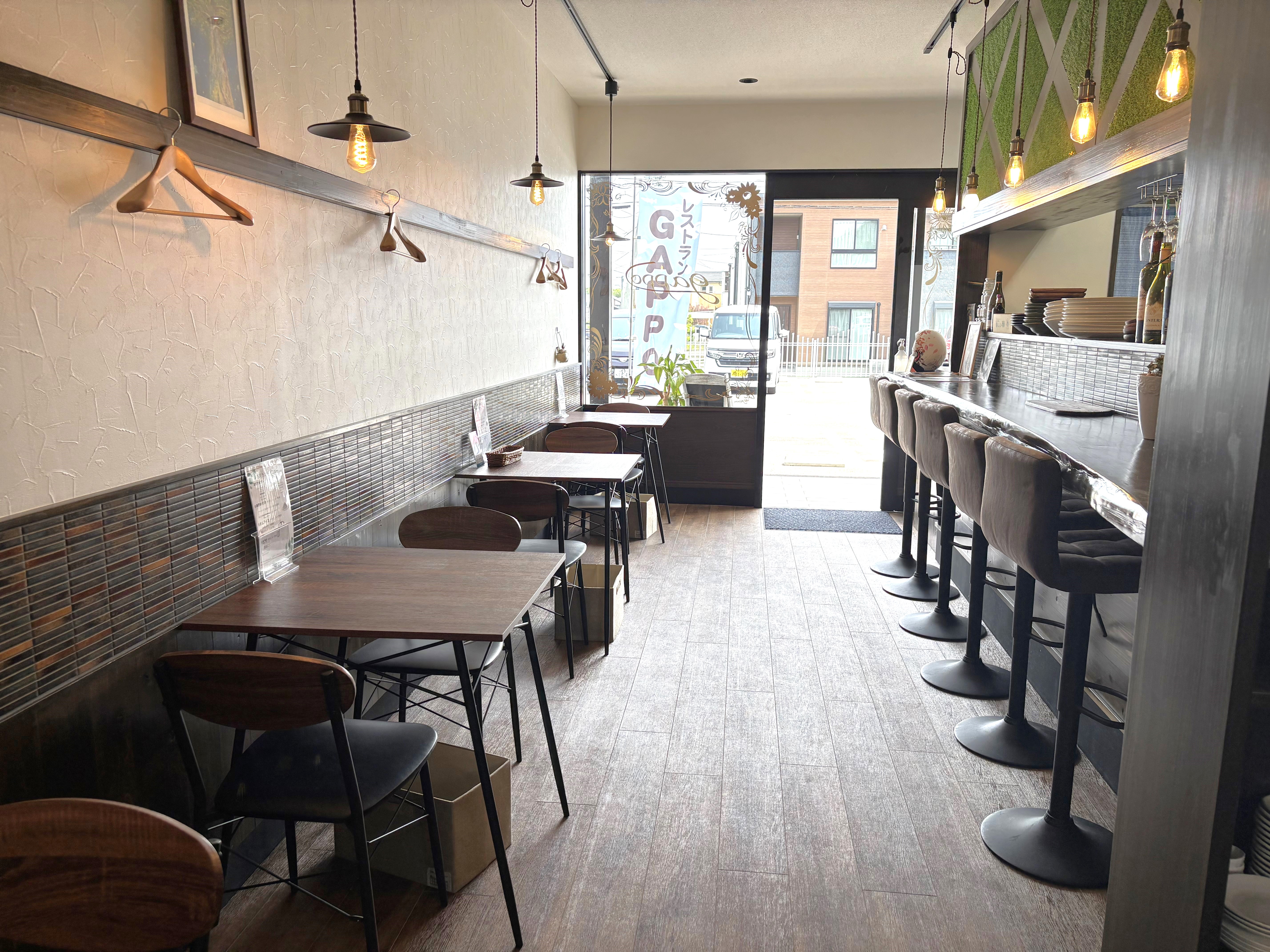 広く明るい店内