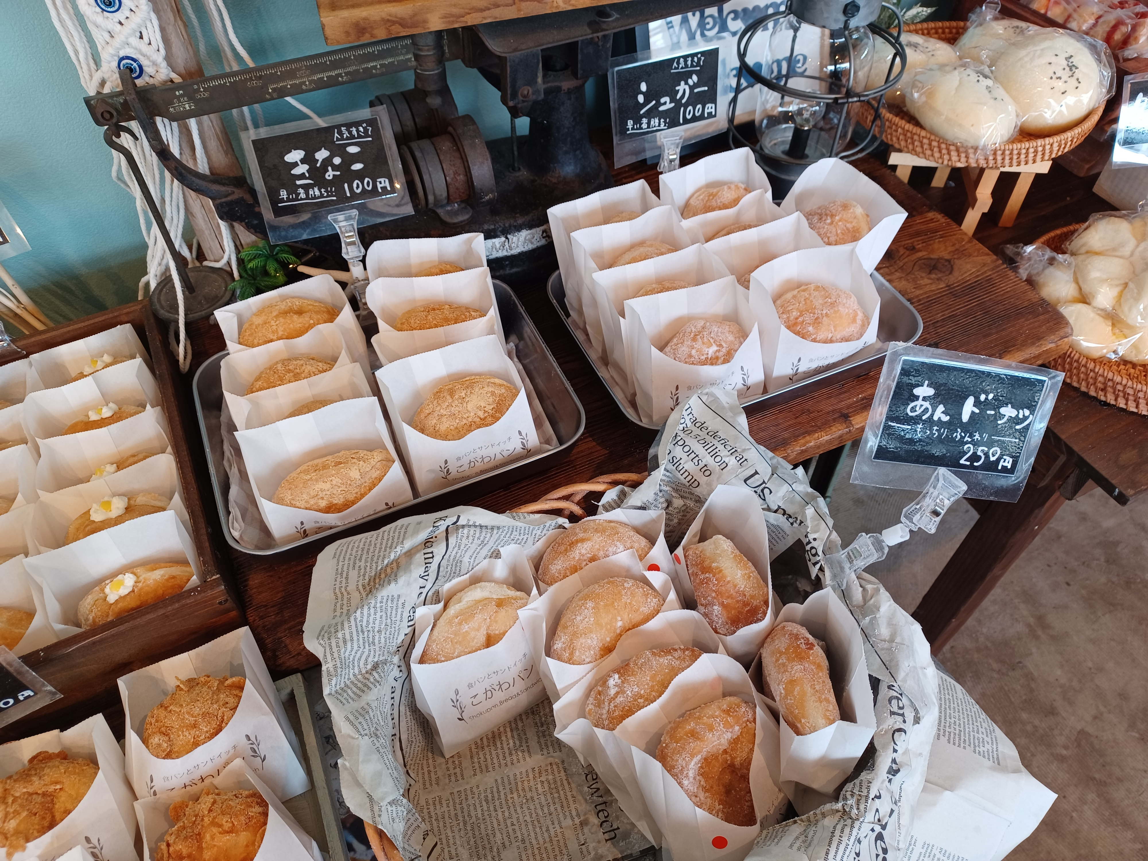 人気のマラサダは100円～購入することができます（R7.7月現在の価格です。食材の高騰などで変動する場合があります。）