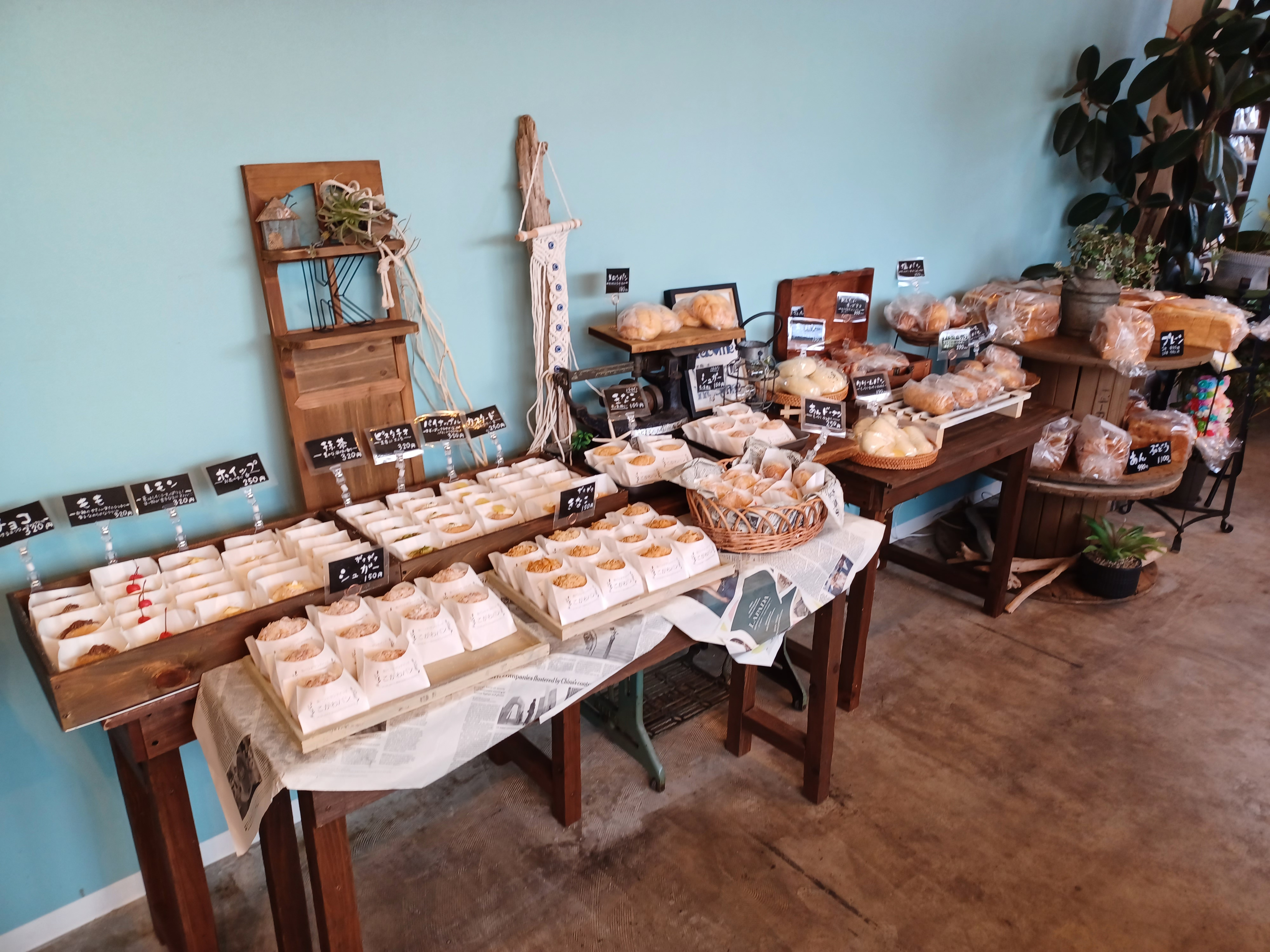 店内には常時50種類以上の商品があります