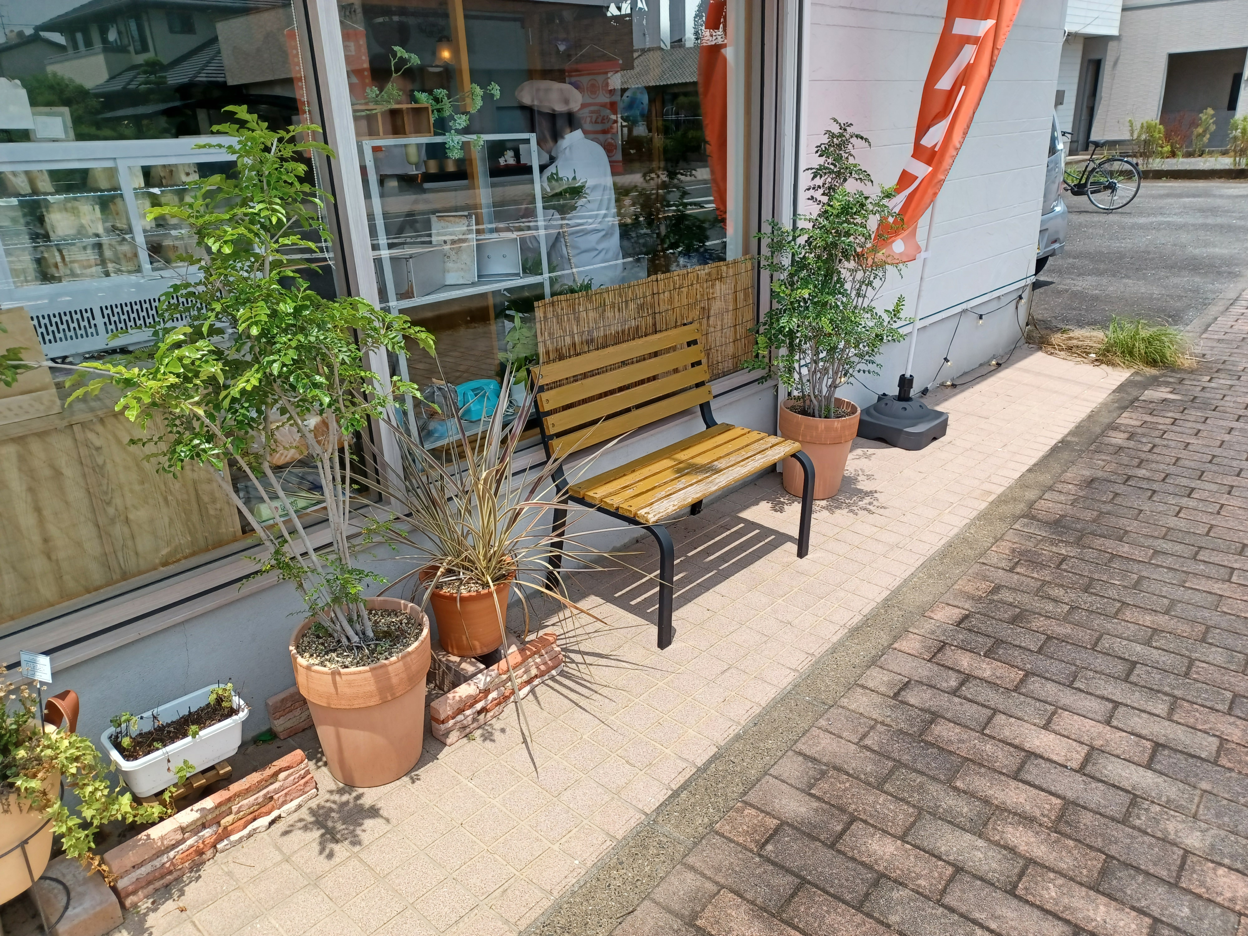店舗前には２人掛けのベンチが１脚あります