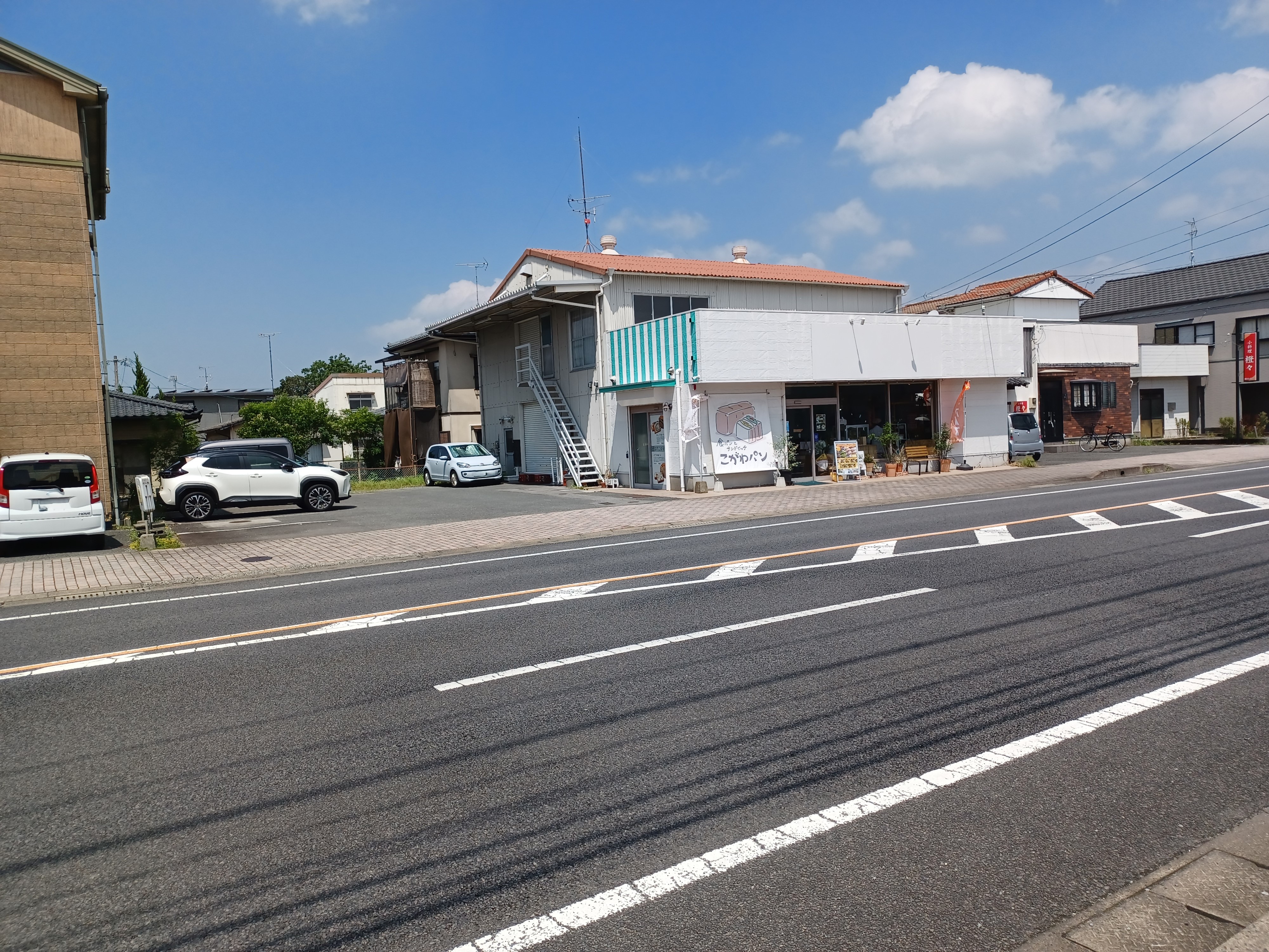 店舗横(左側)に駐車場があります