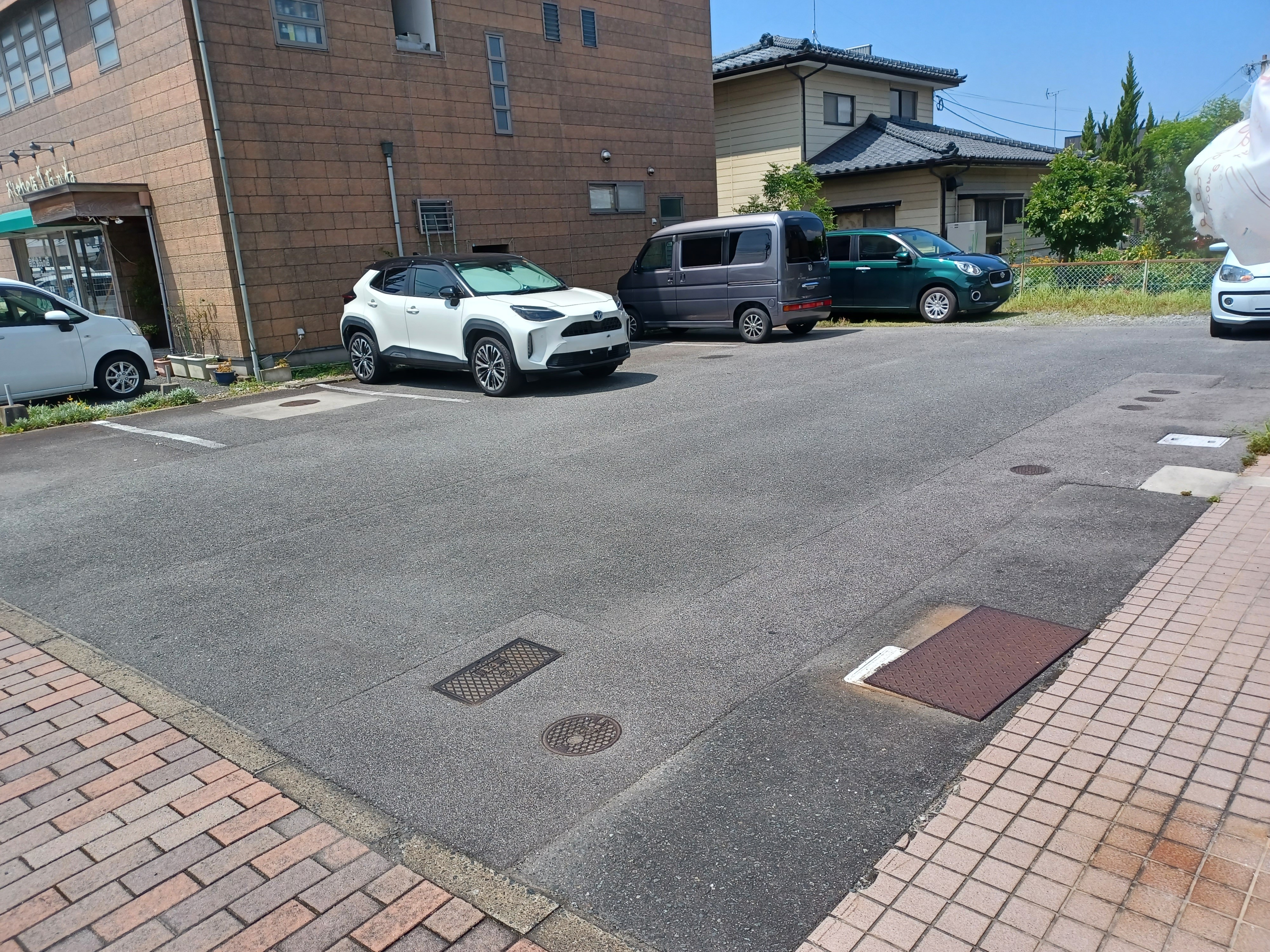 駐車スペースは5台分あります