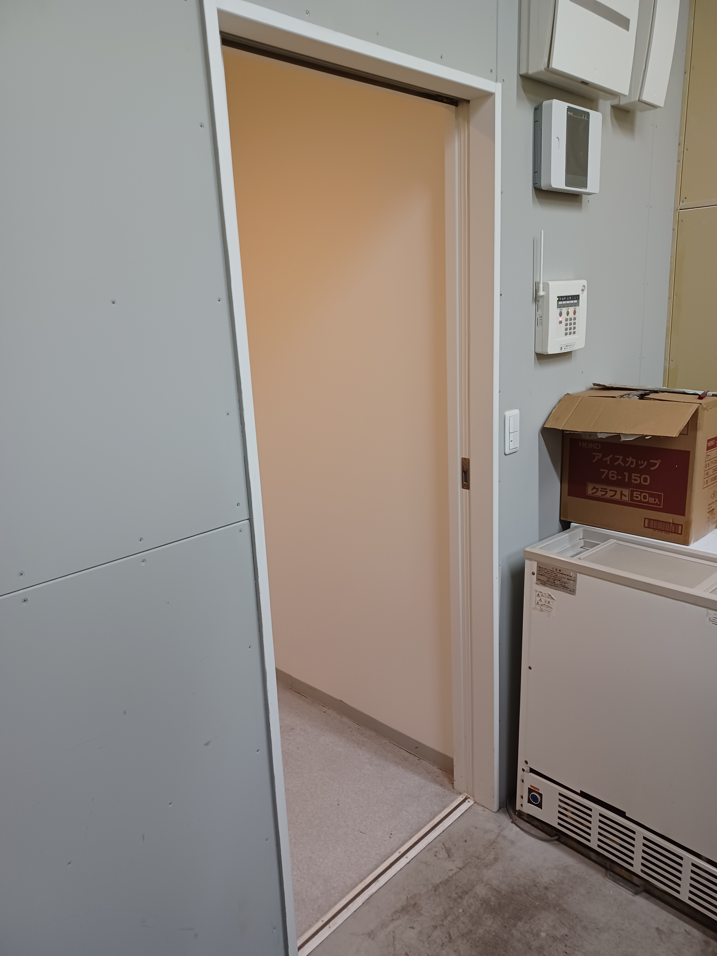 トイレ入り口は引き戸です