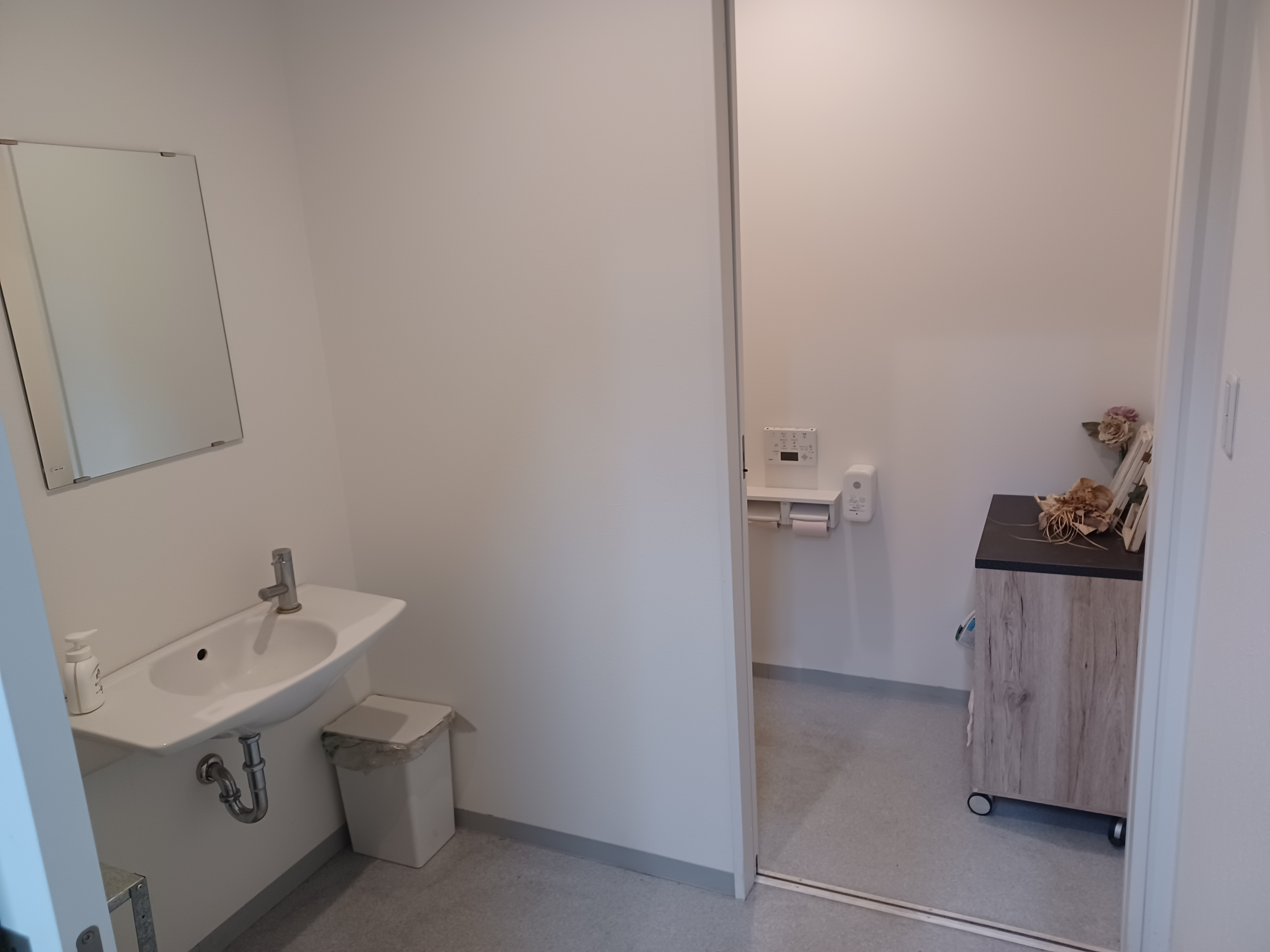 手前に洗面所があります