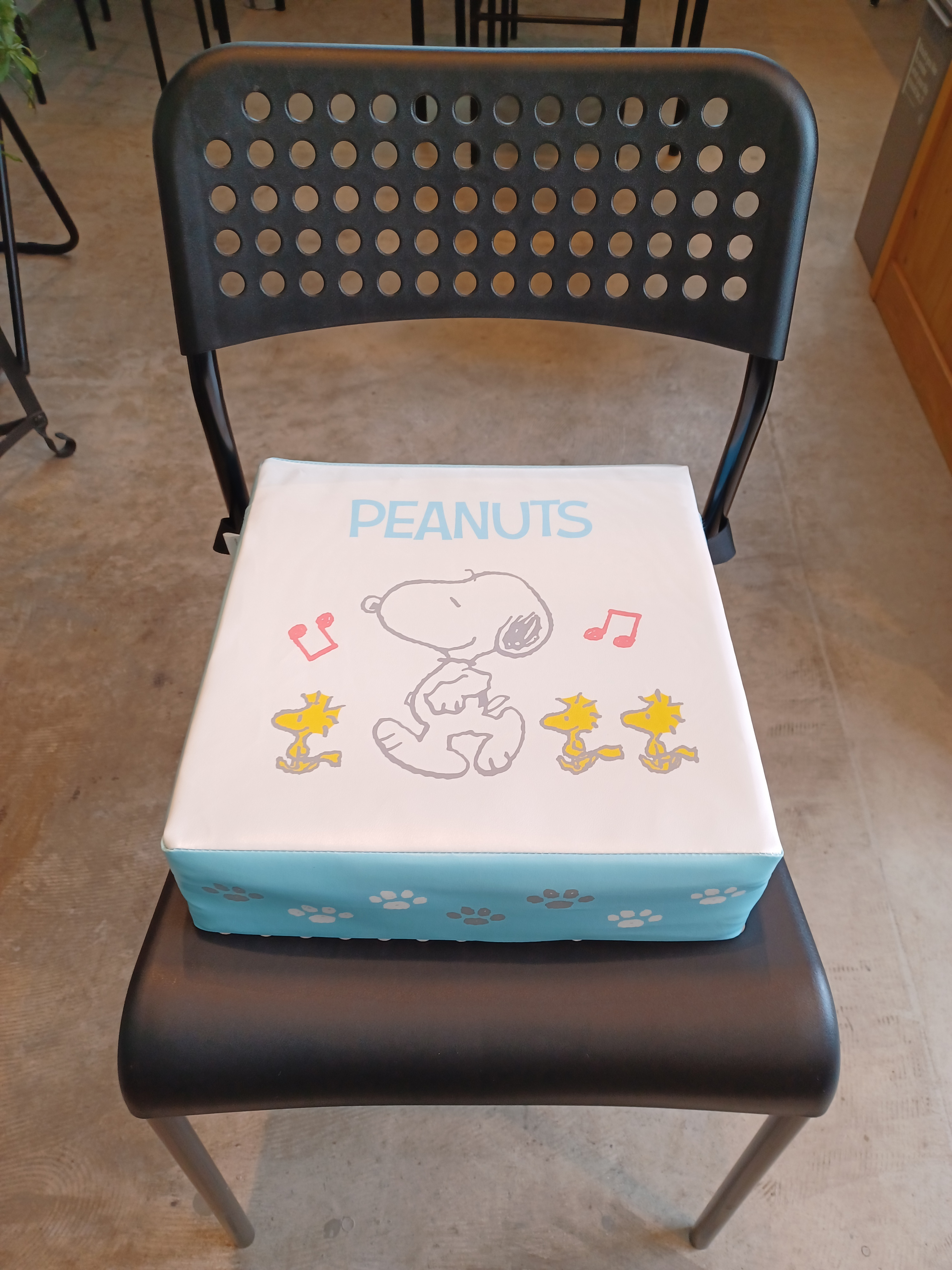 子ども用イスあります(クッションで高さ調整しています)