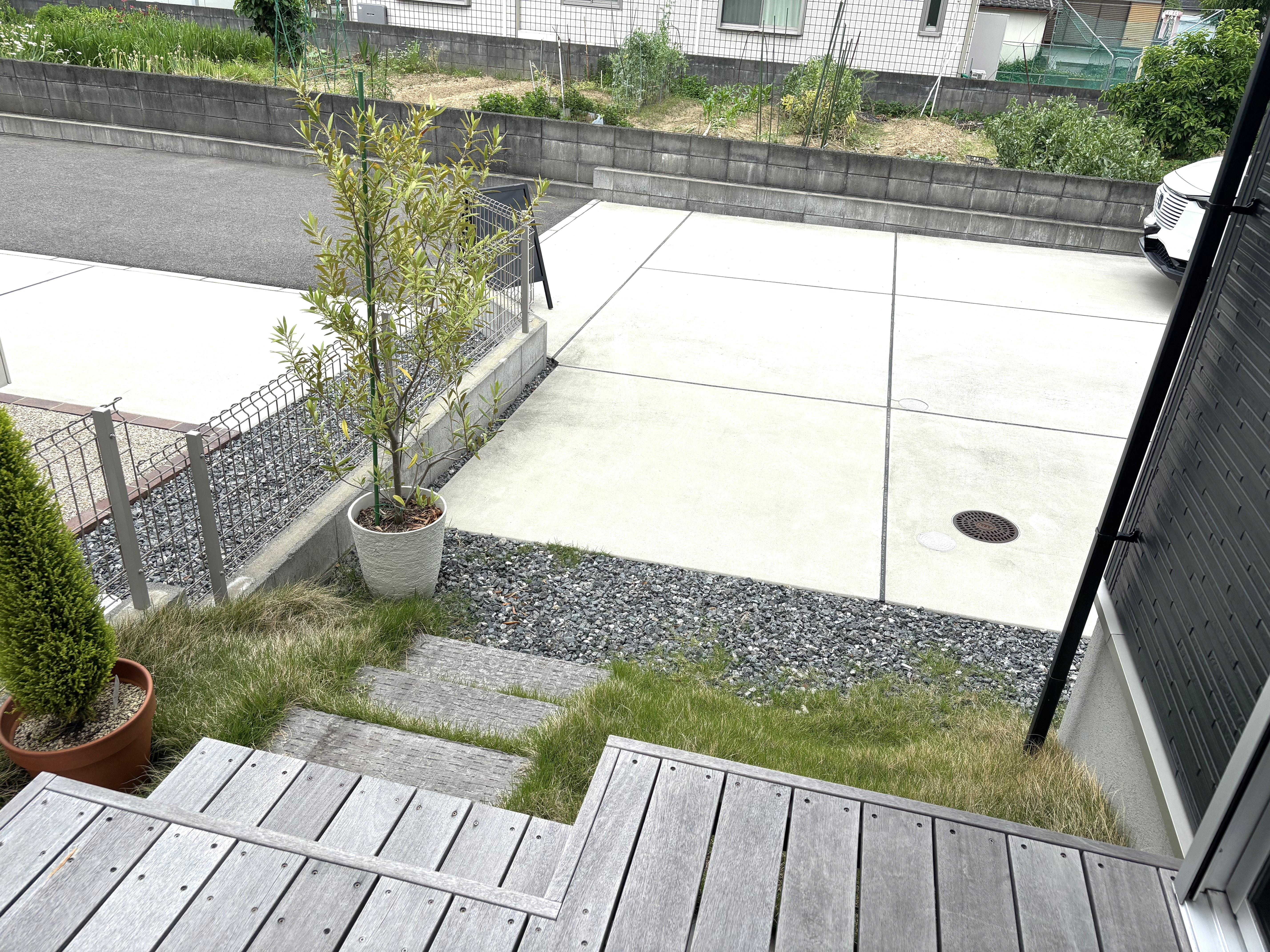 店舗側から駐車場への通路