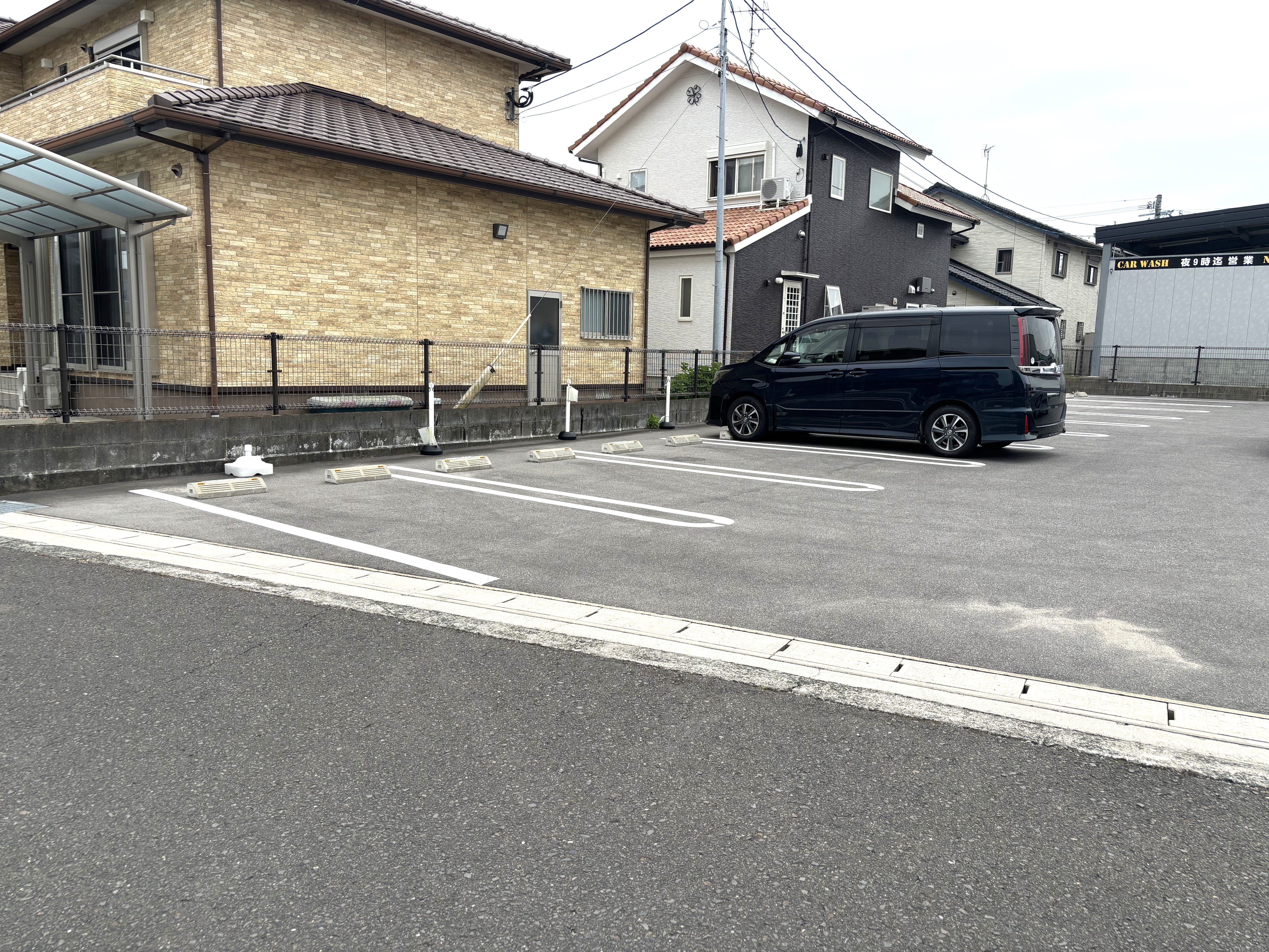 駐車場は店舗が入った建物の横にあります