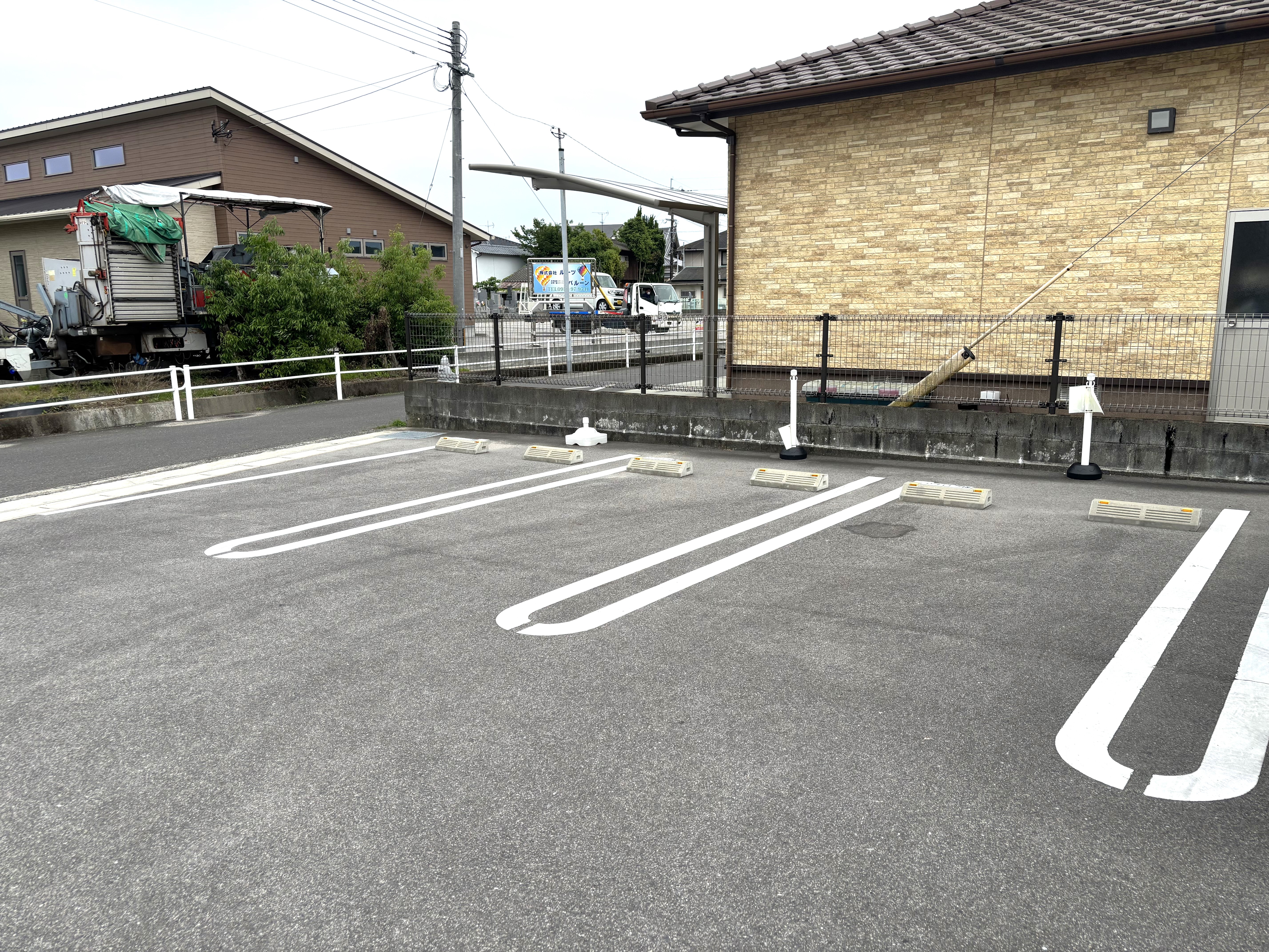 フェンス側に4台駐車できます