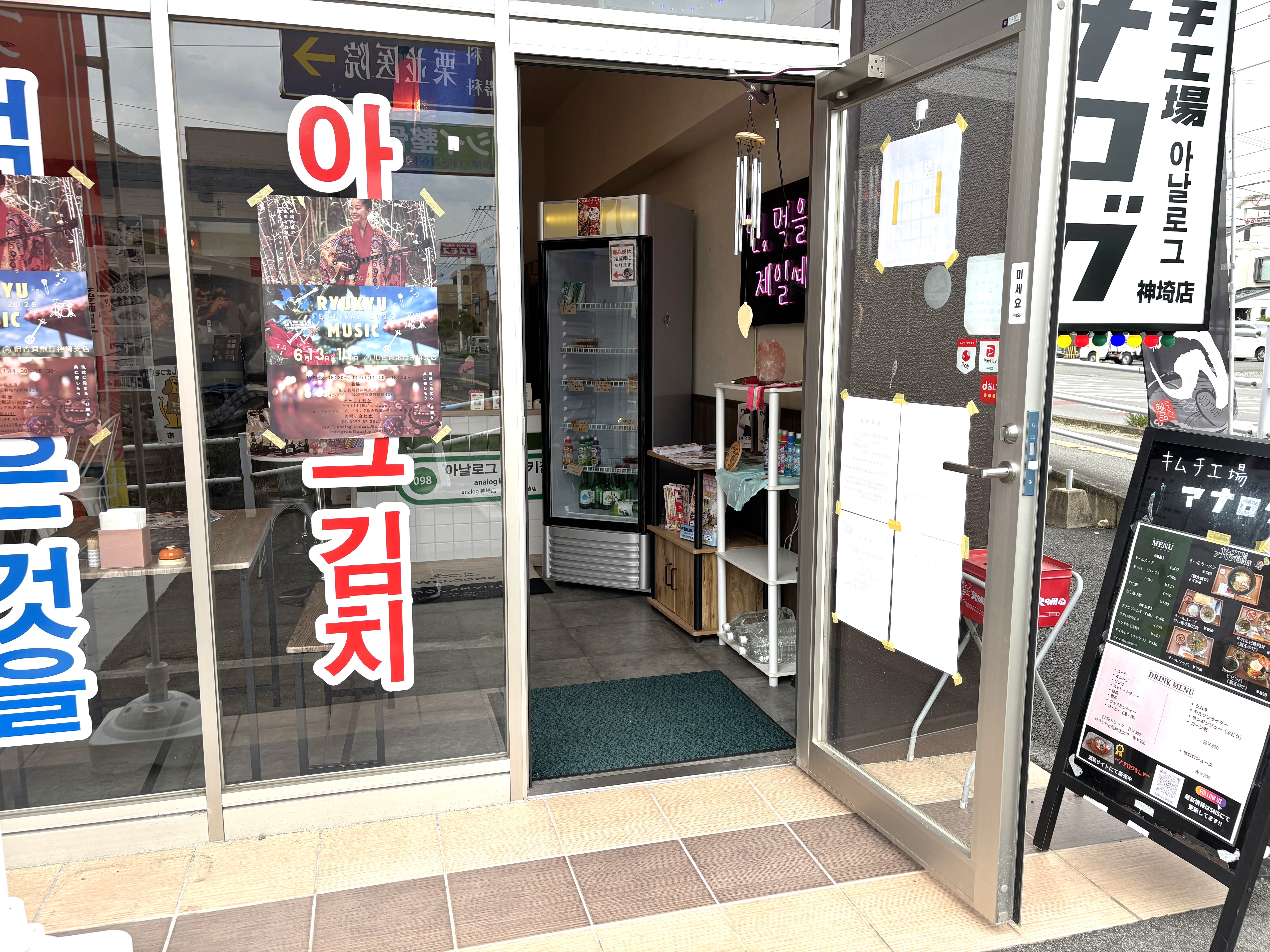 出入口ドアは手動の開き戸です