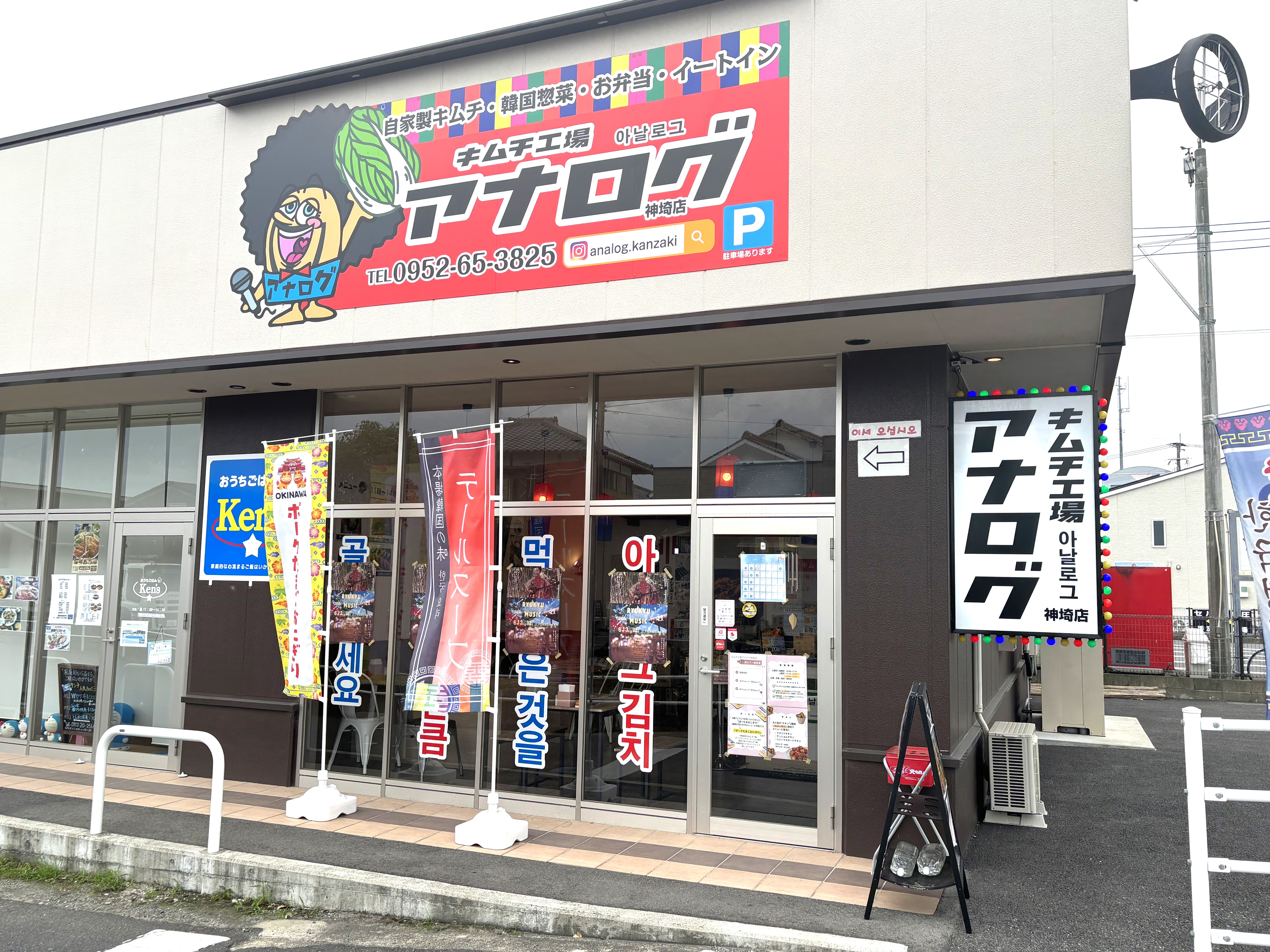 トイレは店舗裏にあります。写真右側の店舗横から裏手に回れます