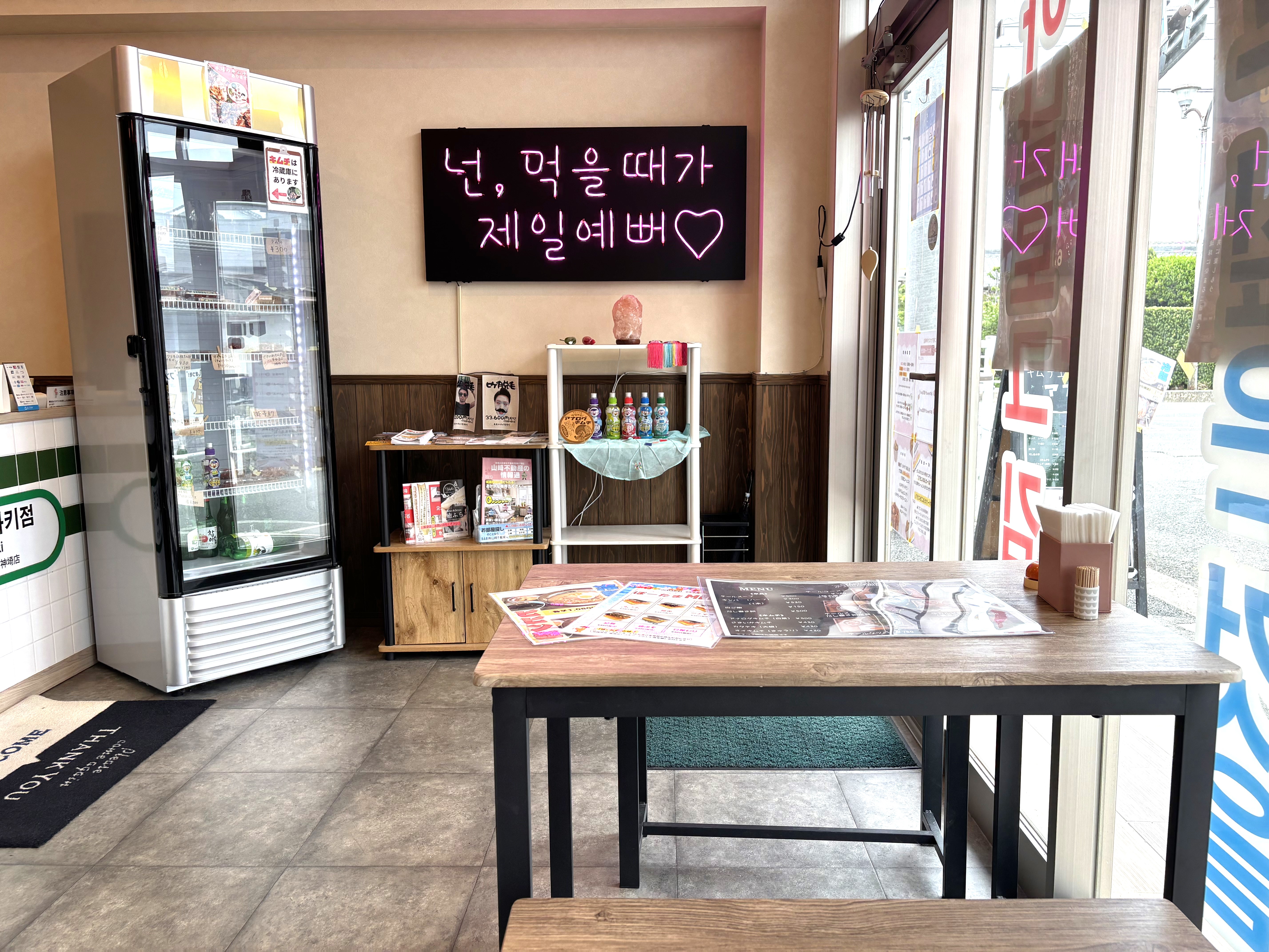 窓側テーブル席