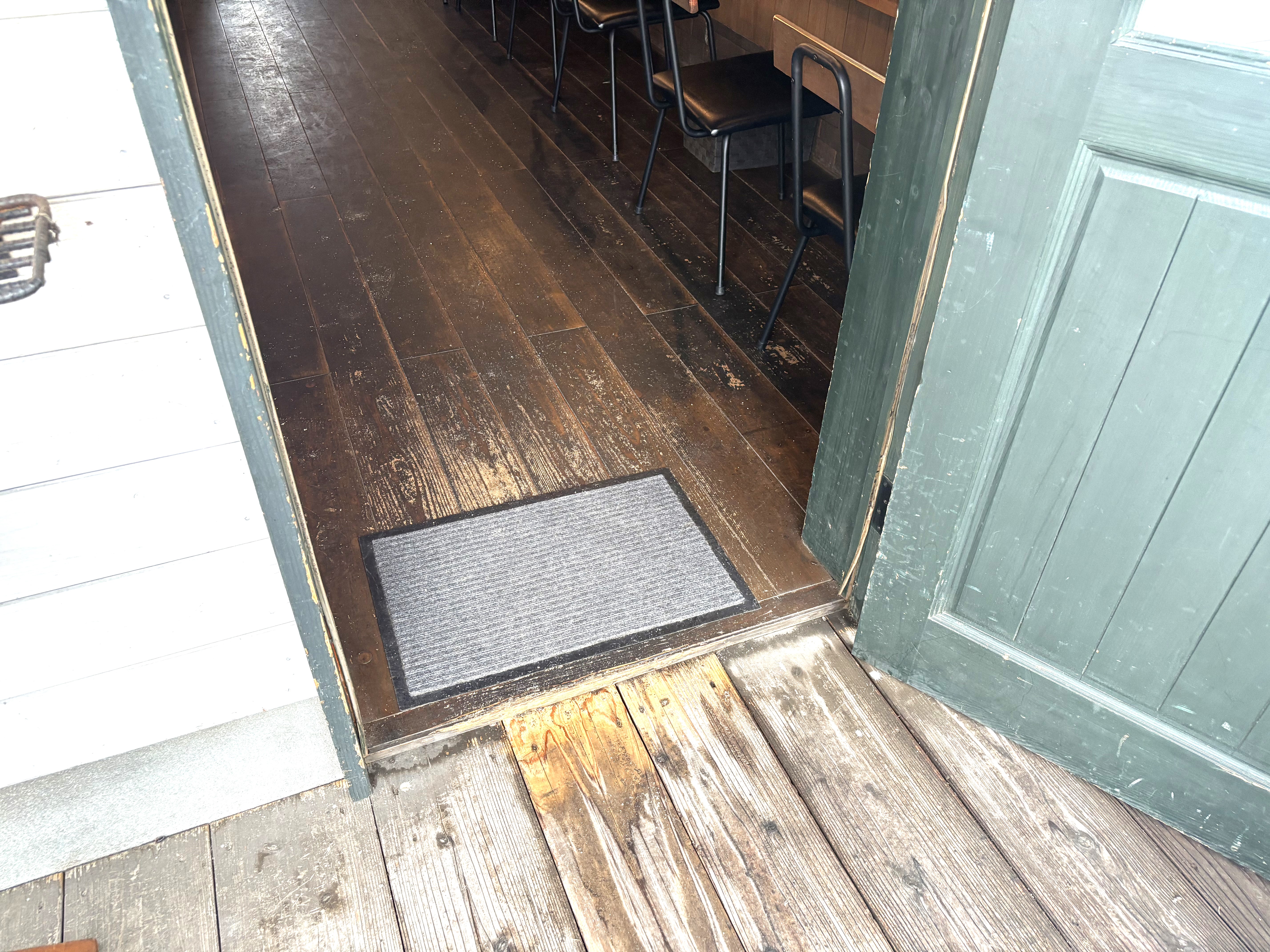 ドアオープン時3センチほどの段差があります