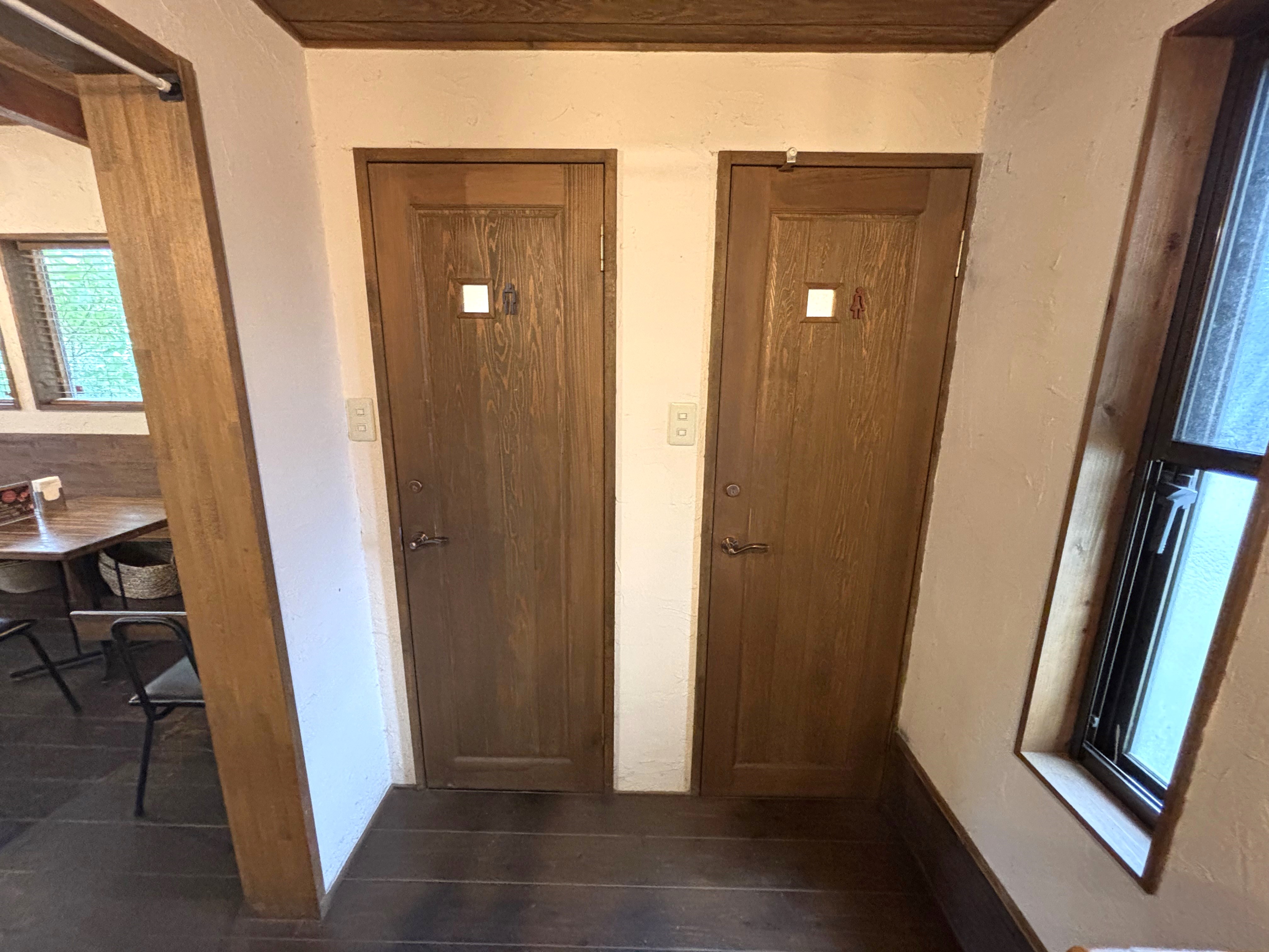 向かって右手が女性用、左が男性用です