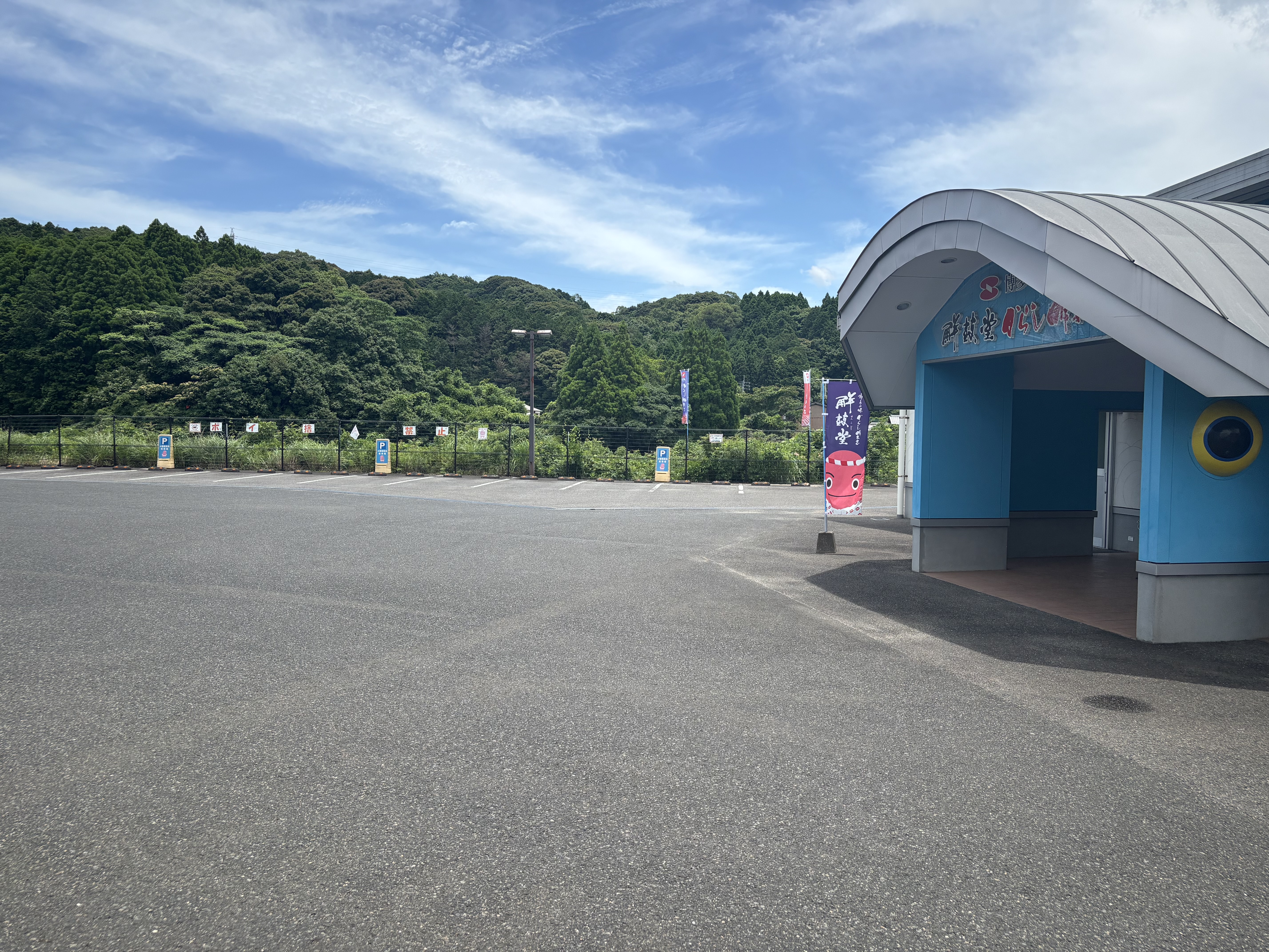 直場所の奥が駐車場です