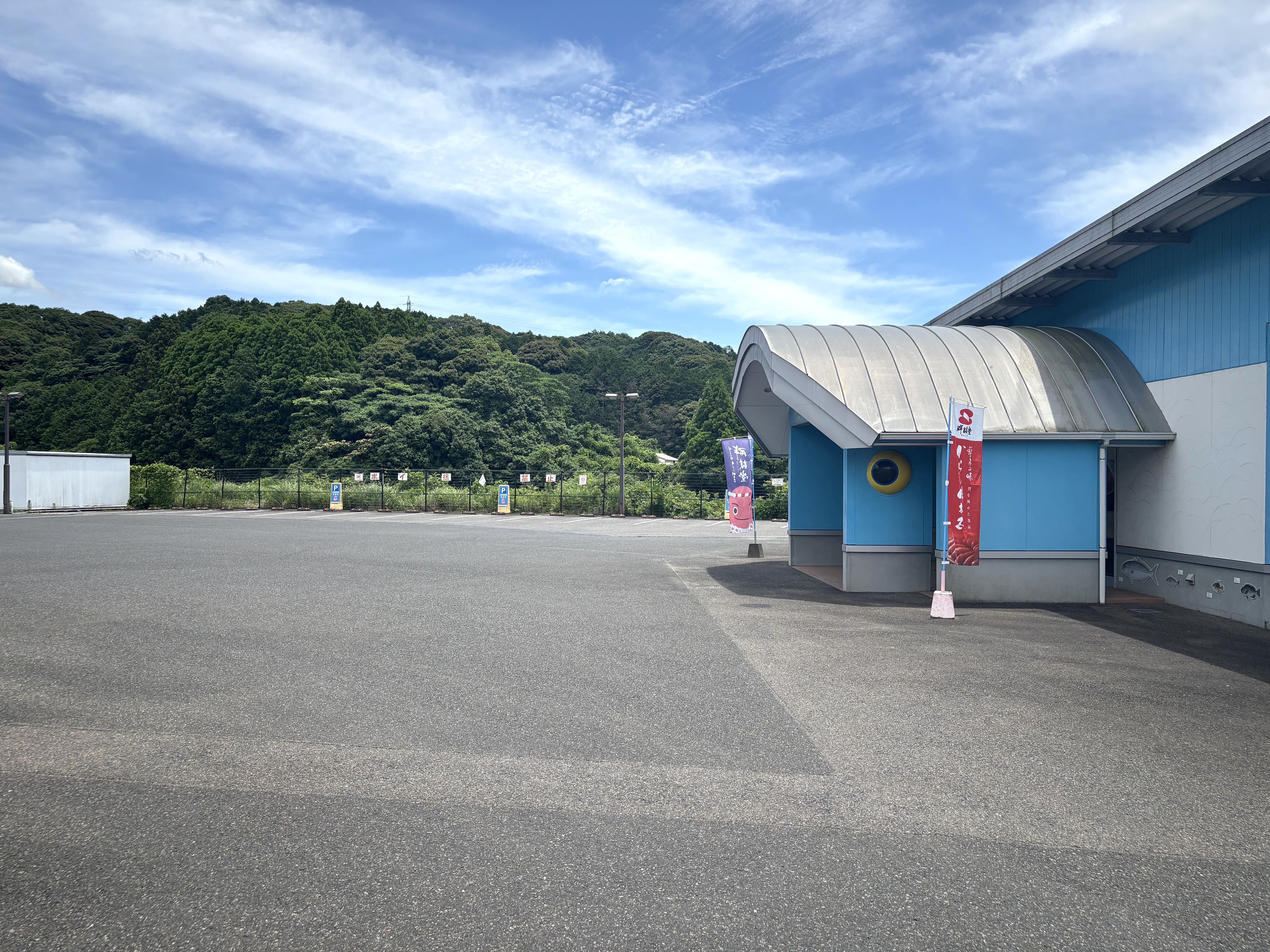 駐車場は直売所の奥にあります