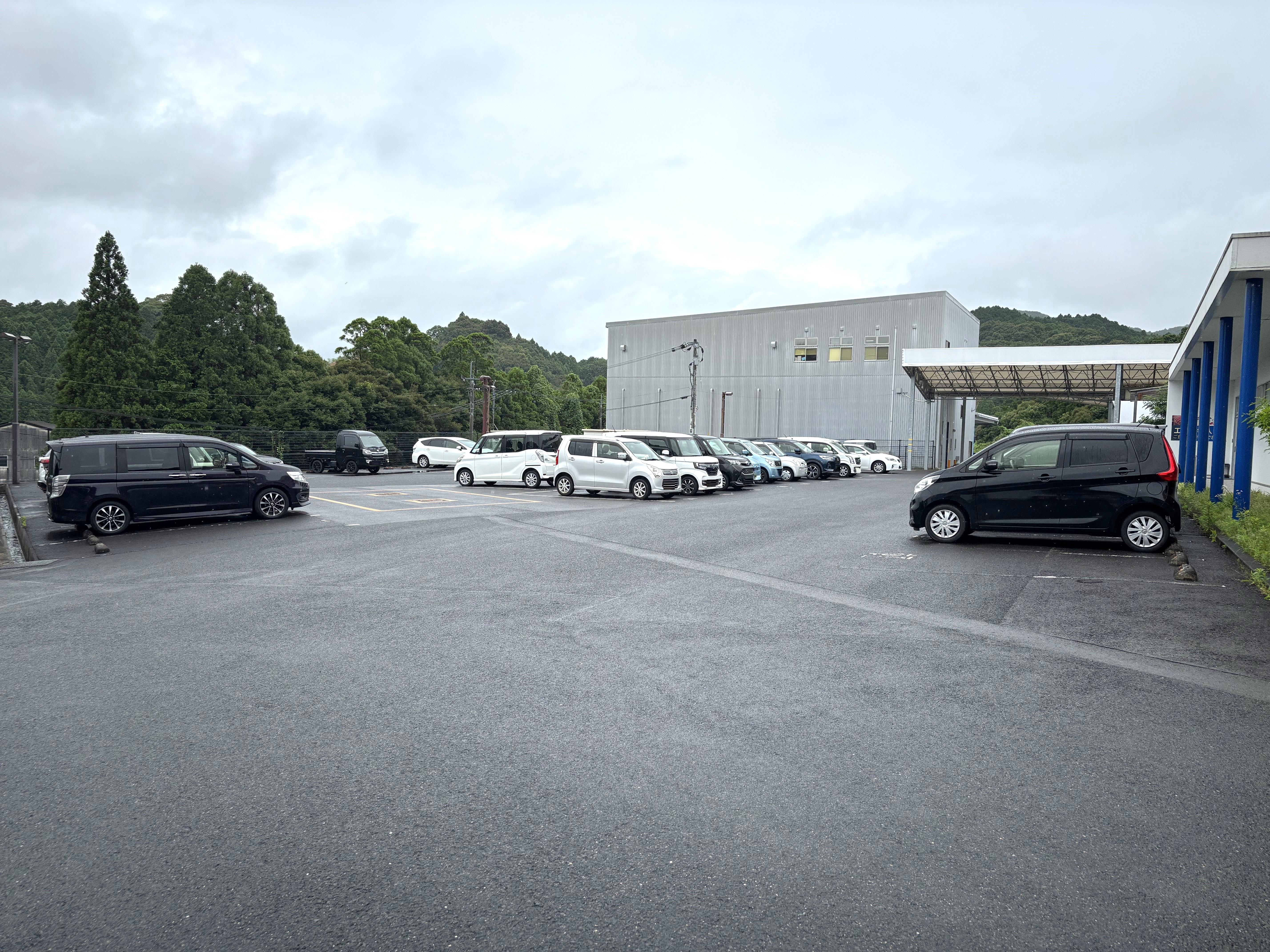 直売所側駐車場が満車の時は、工場側駐車場も利用できます