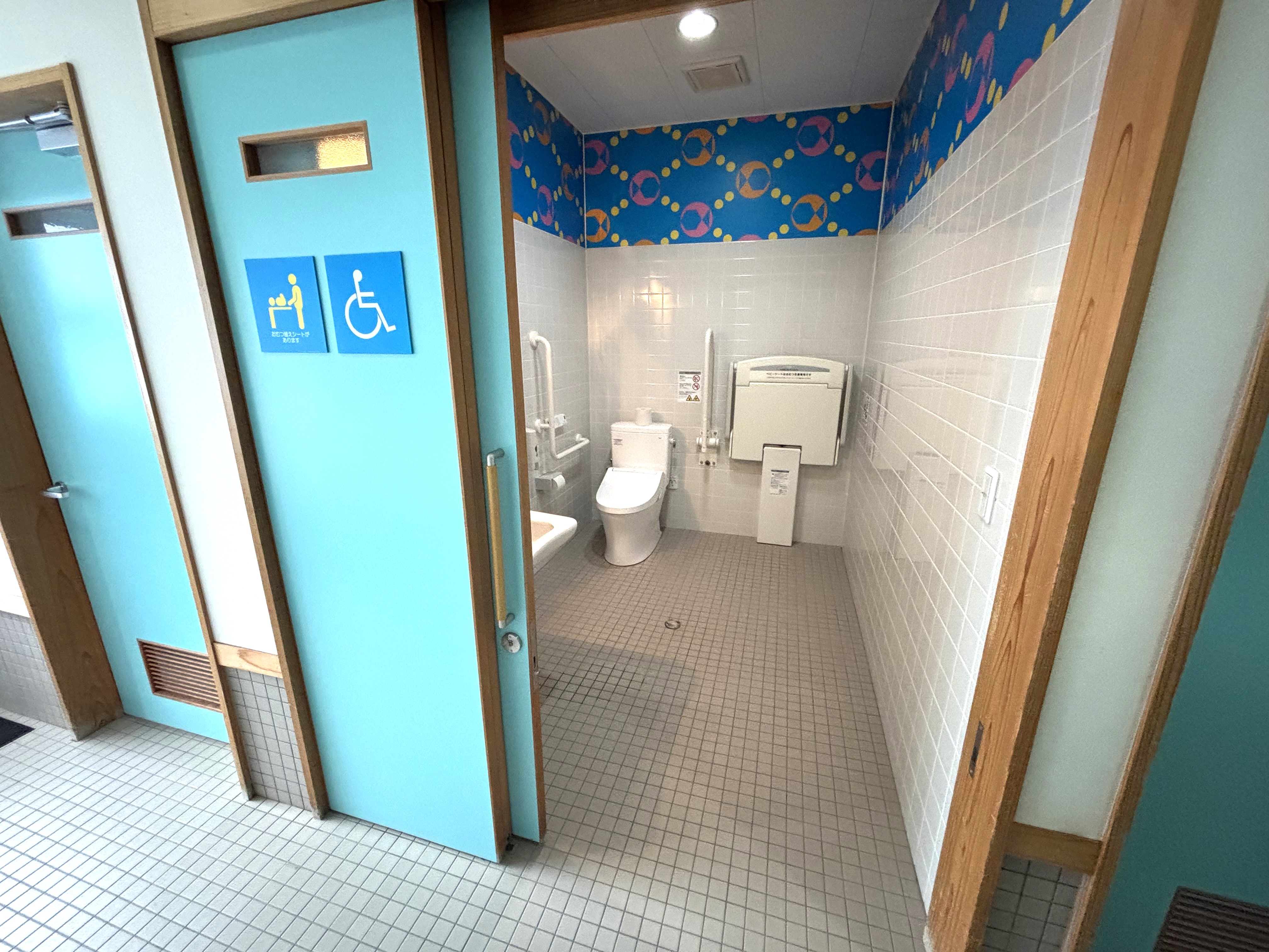 ドアは手動の引き戸です