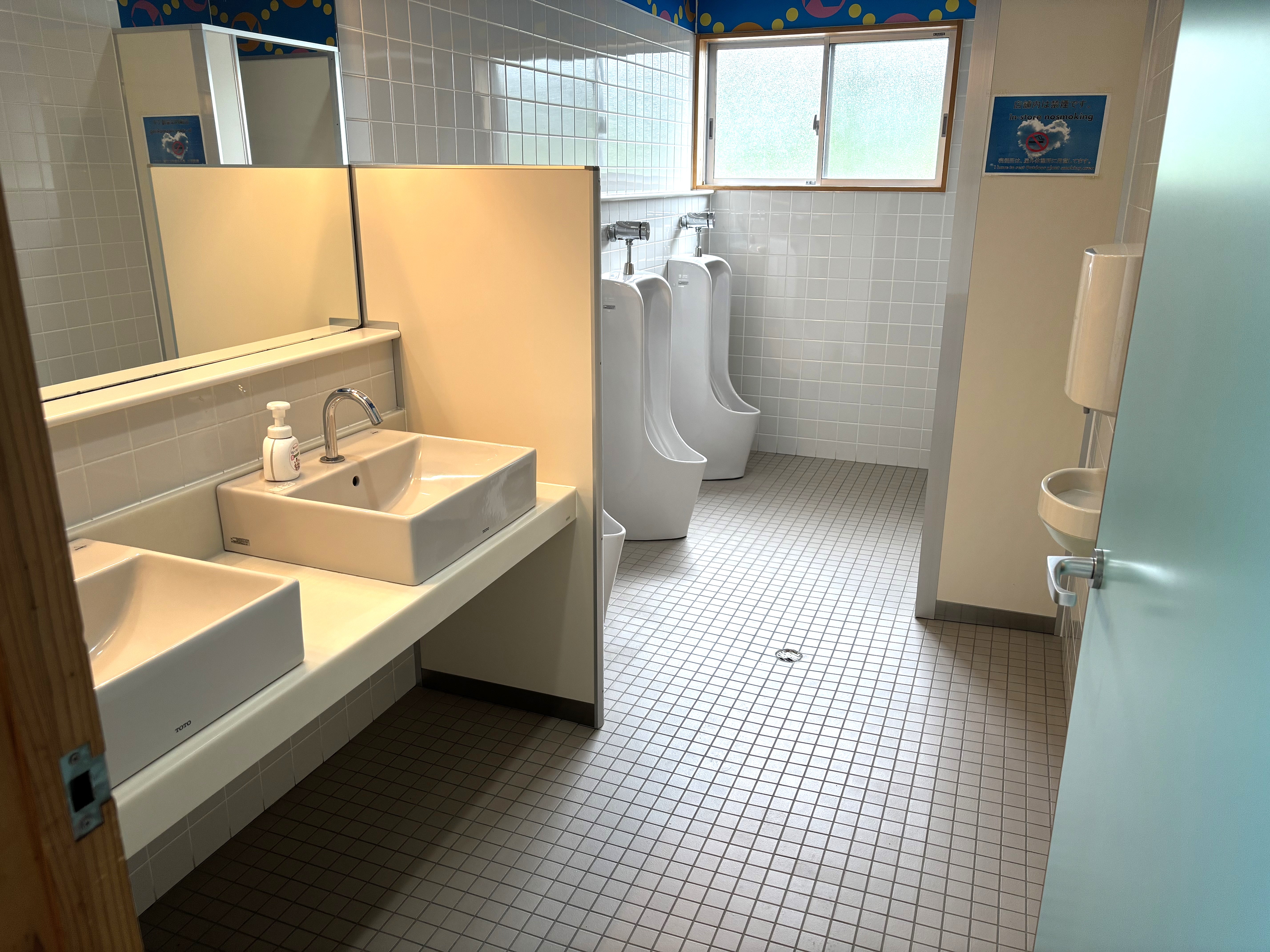 男性用トイレ内