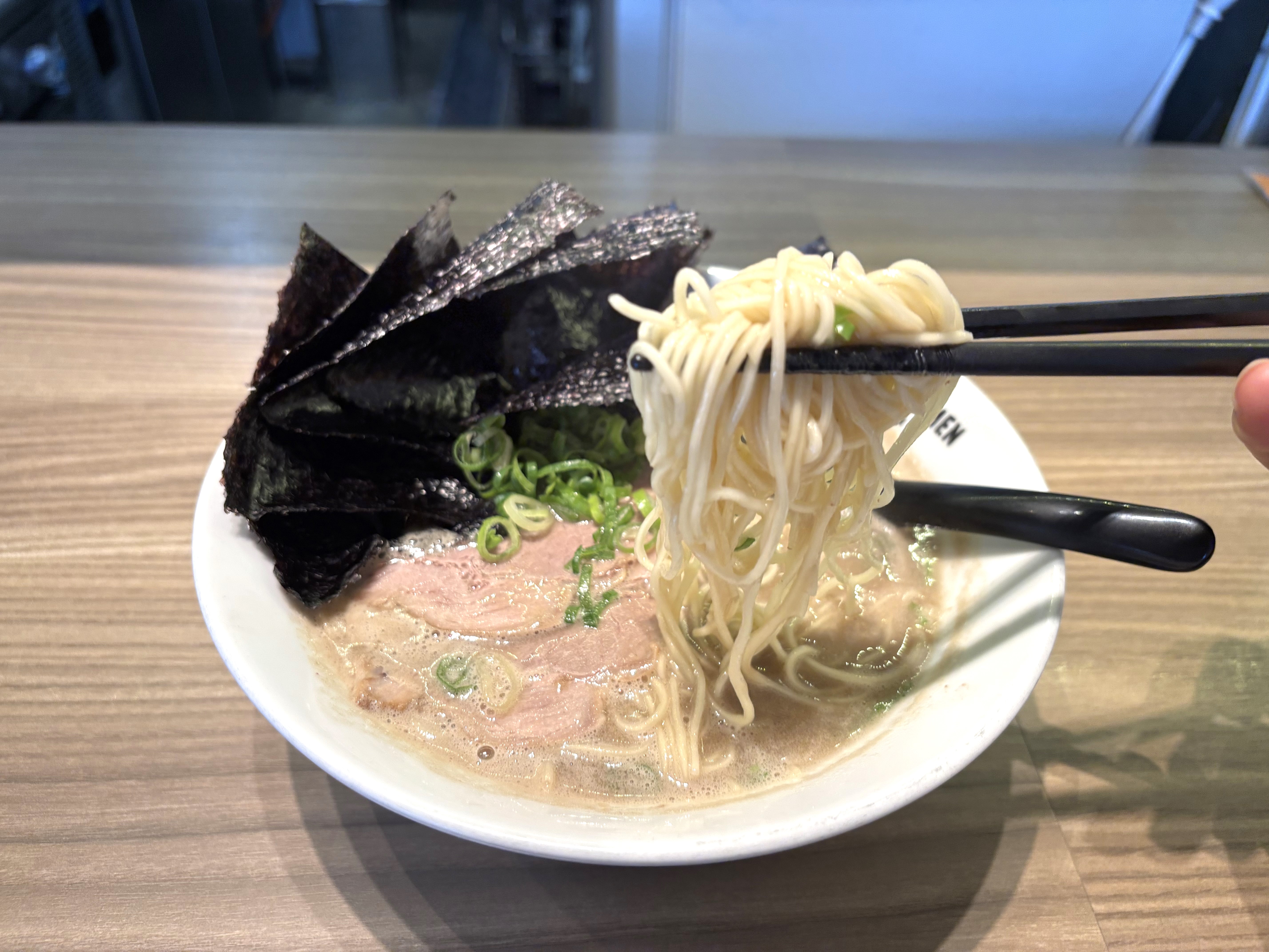 細めんがスープによく絡みます