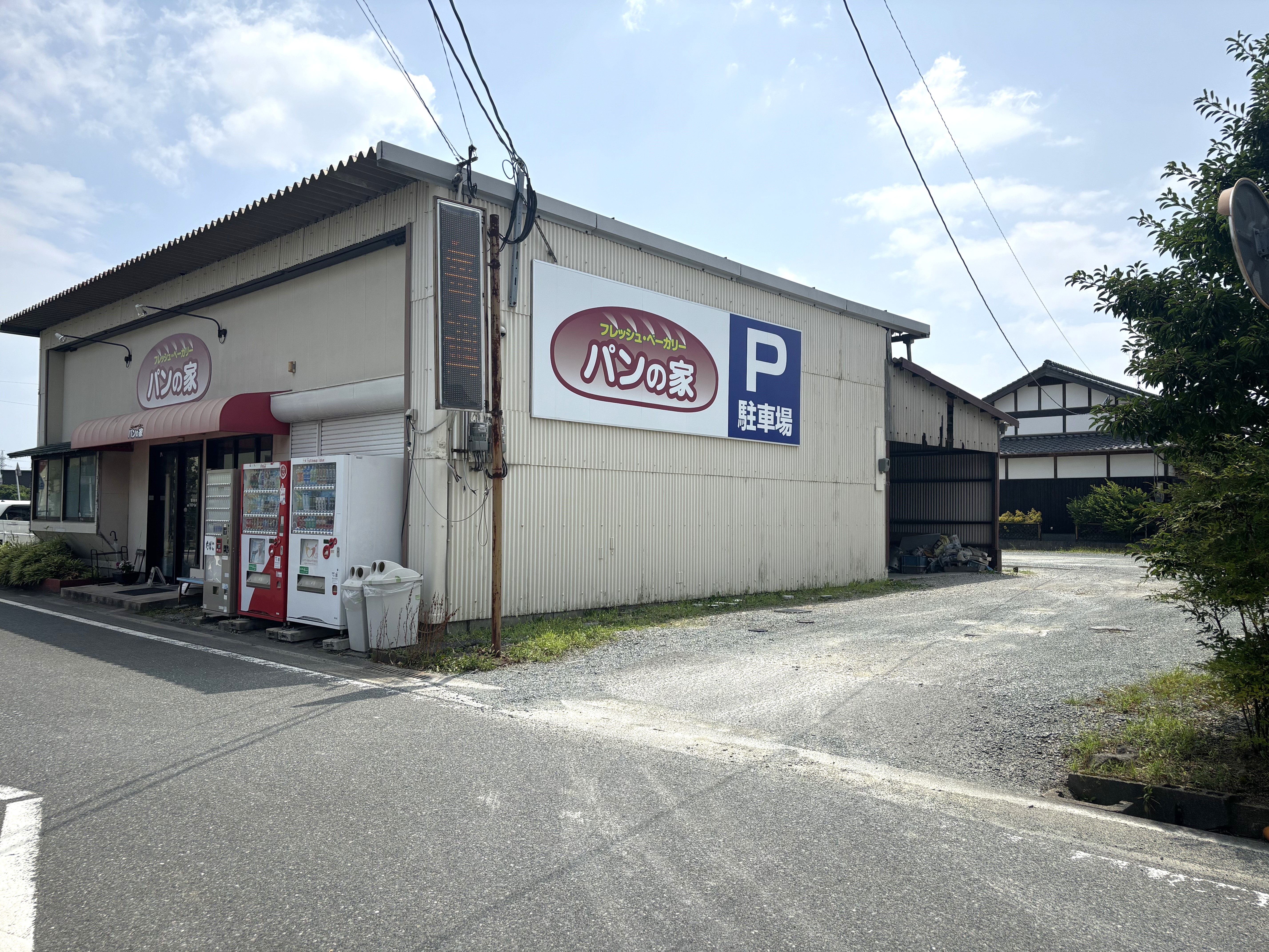 駐車場から店舗への通路