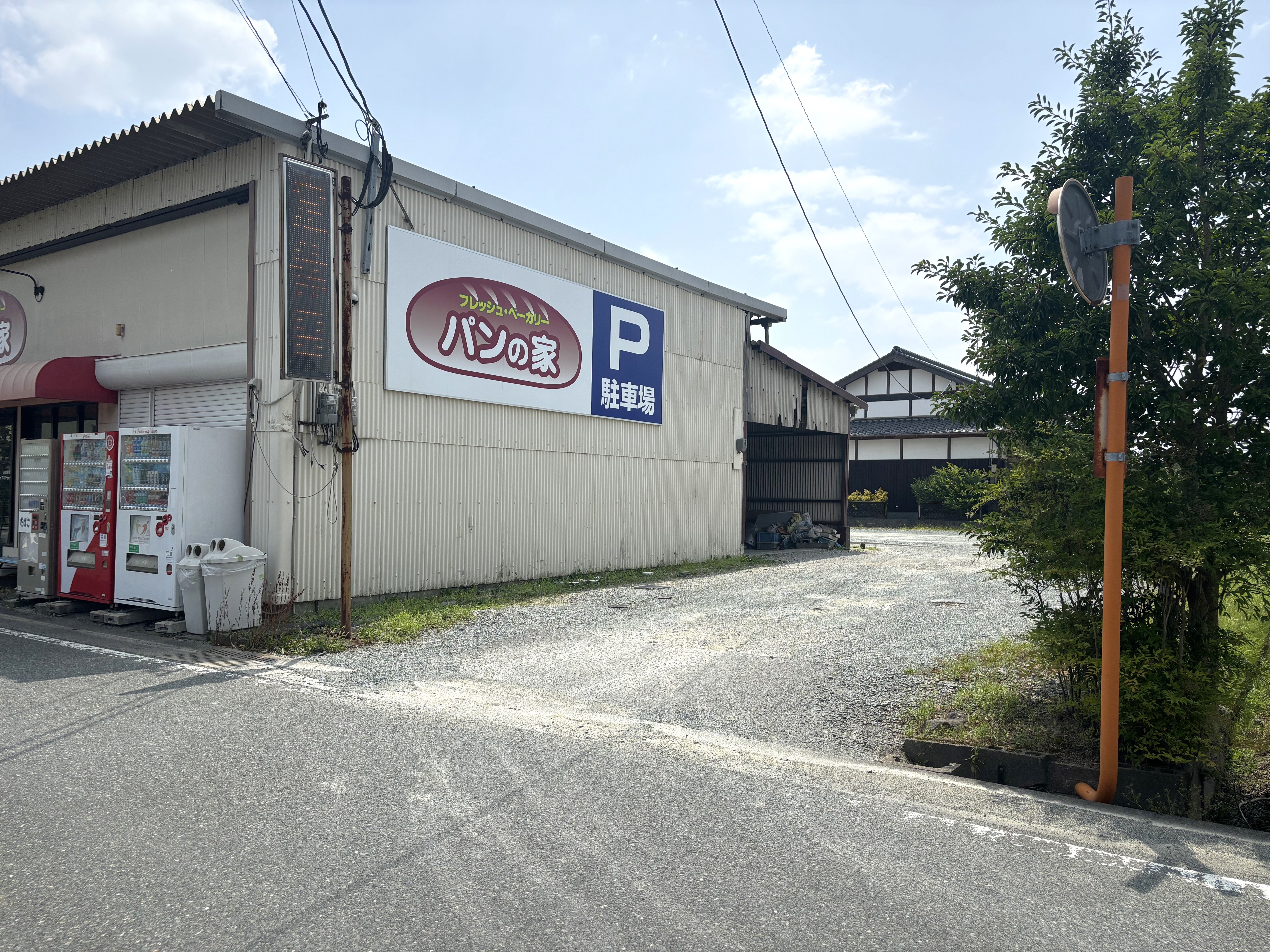 駐車場は店舗横から入ります