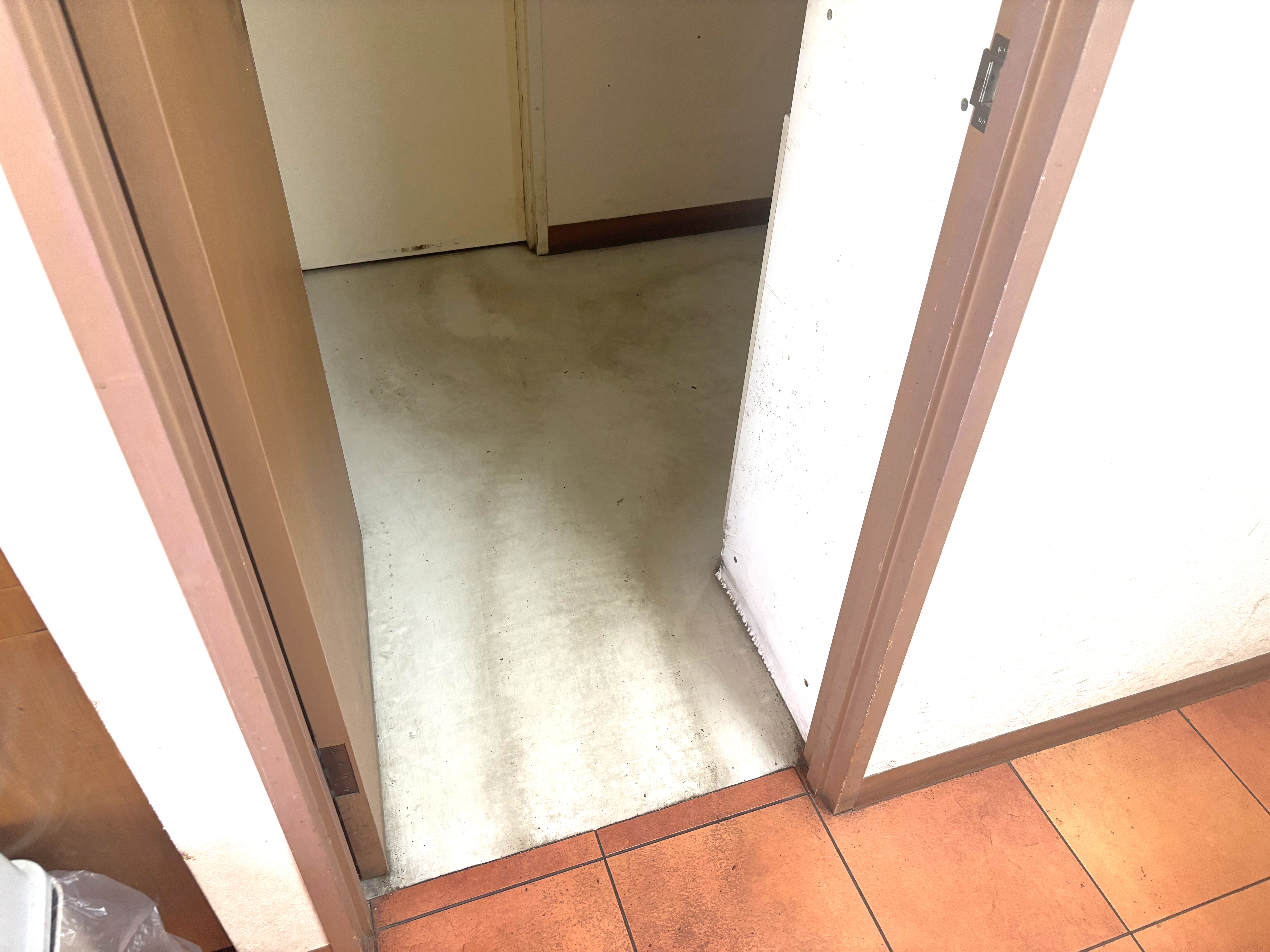 ドアは開き戸です