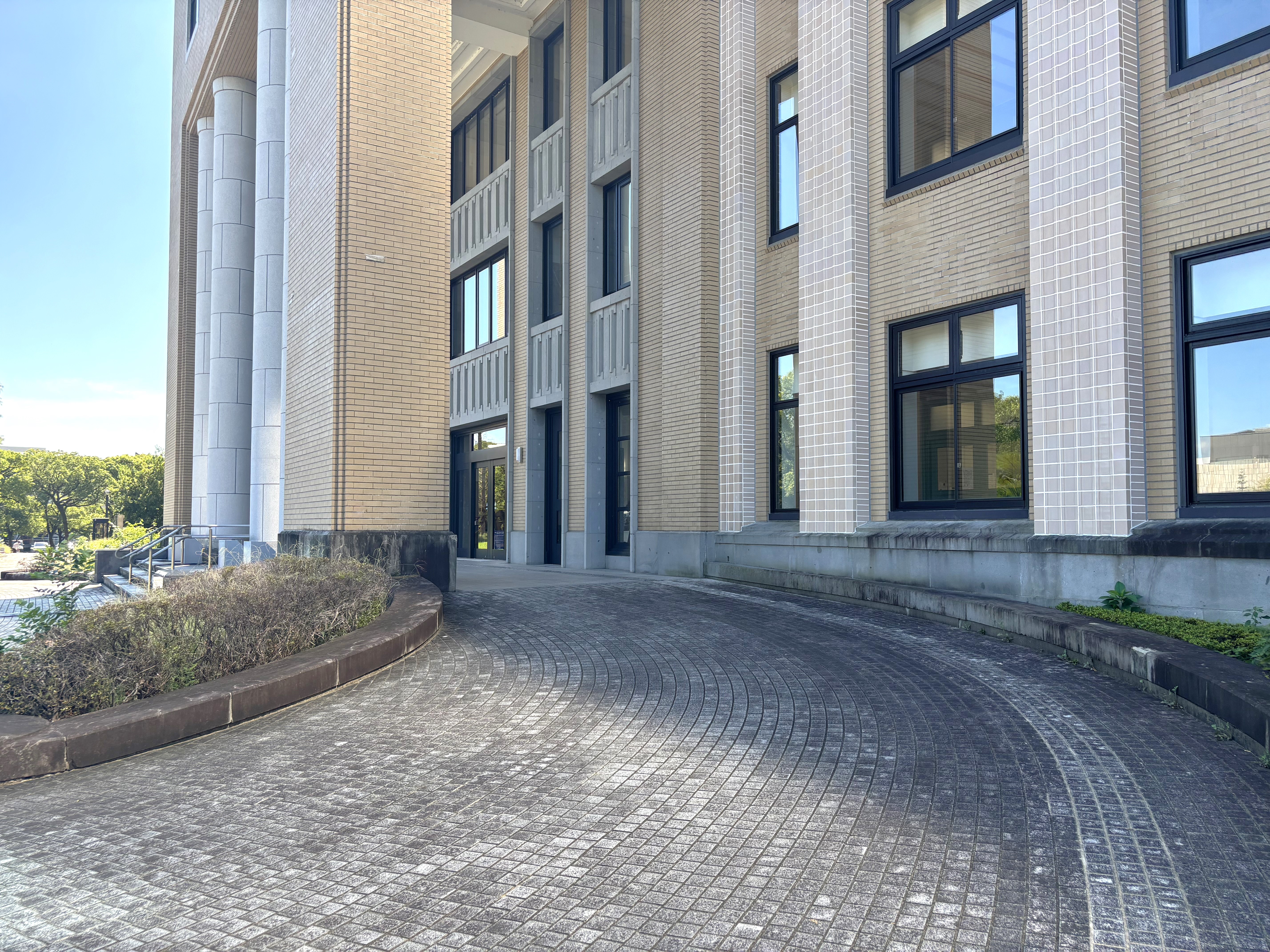 階段とスロープがあります