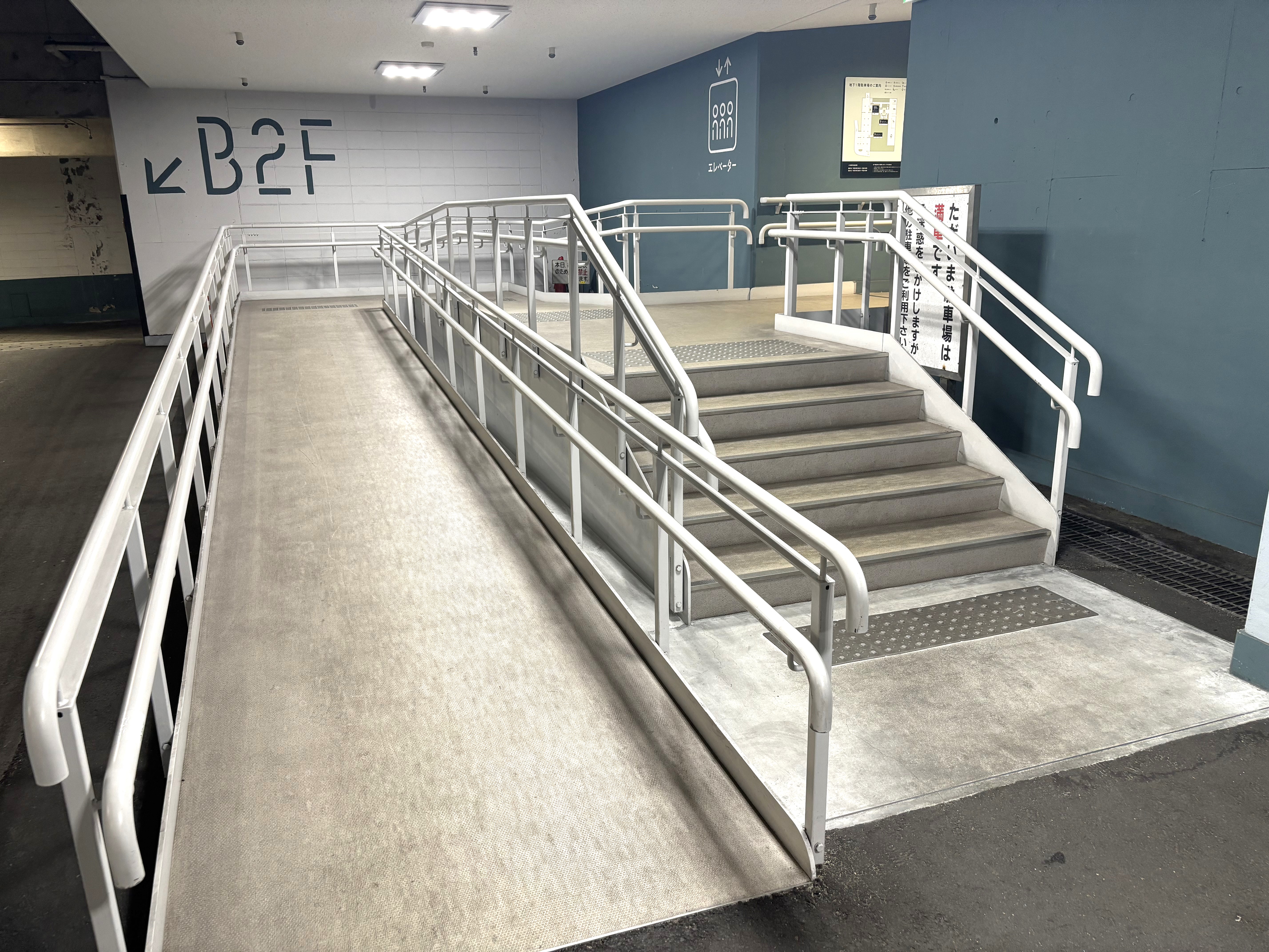 地下1階駐車場から新館への通路