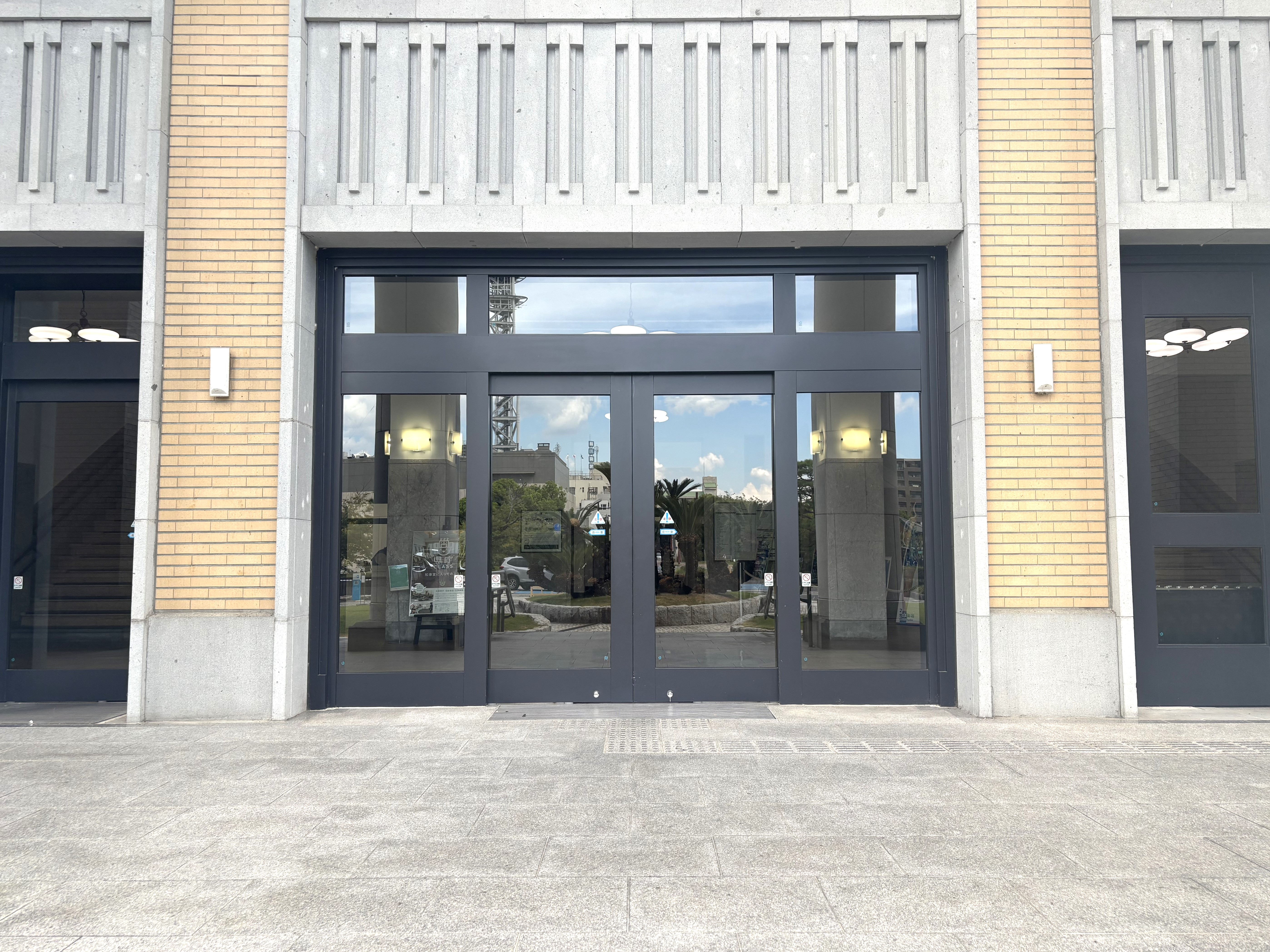 旧館北側玄関前