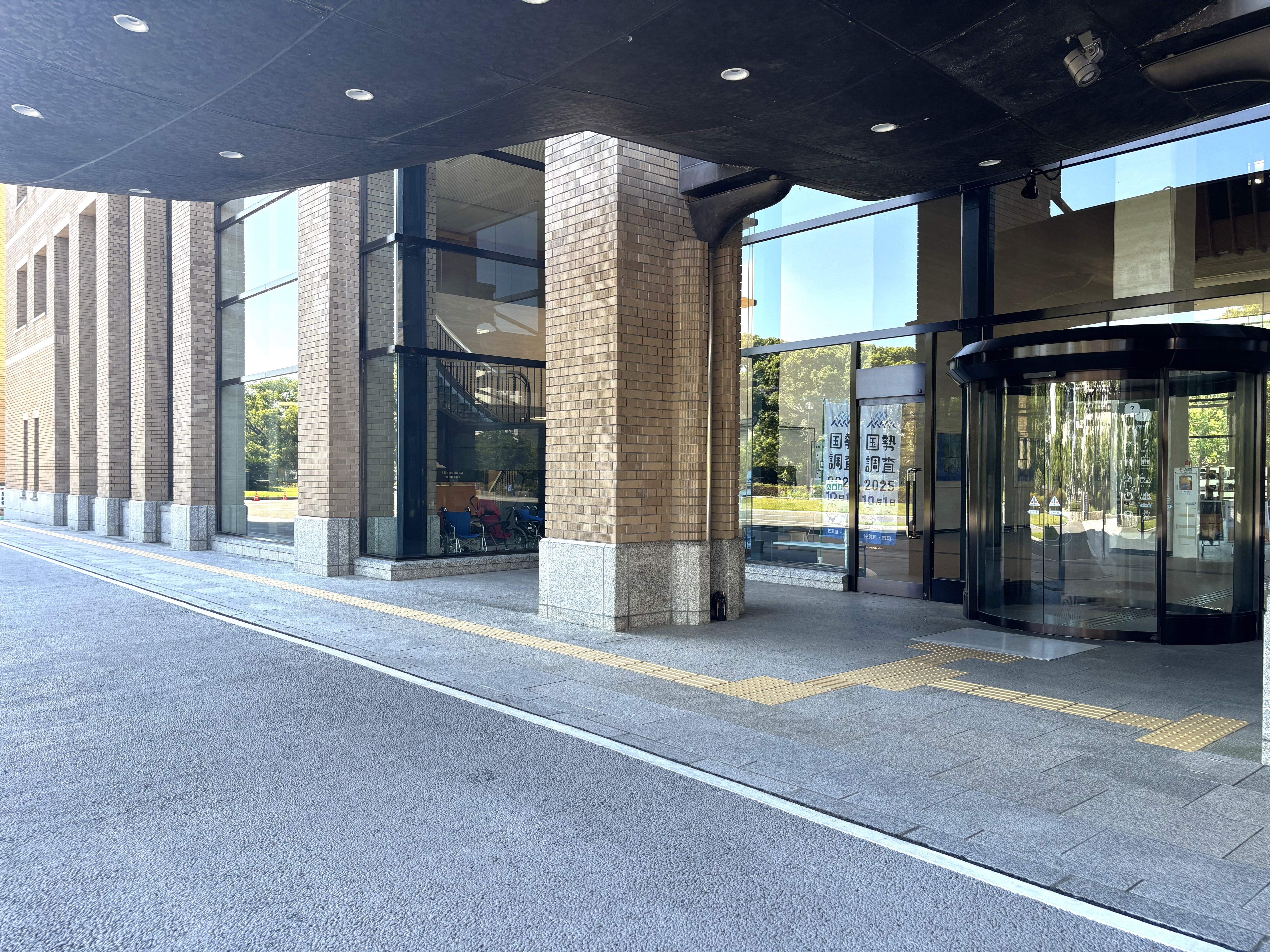 新館正面(北側)玄関前通路