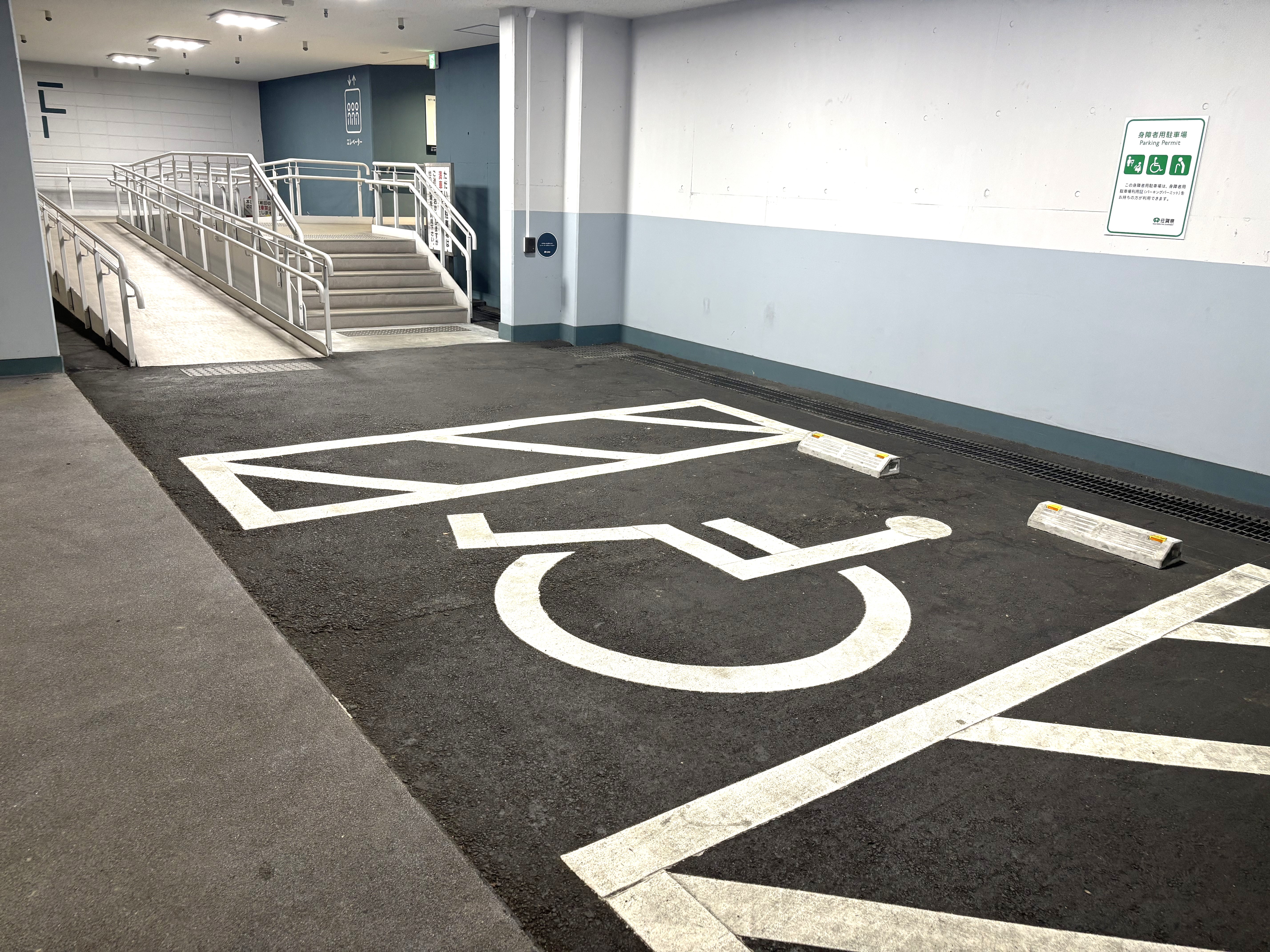 地下1階駐車場の身障者用駐車場