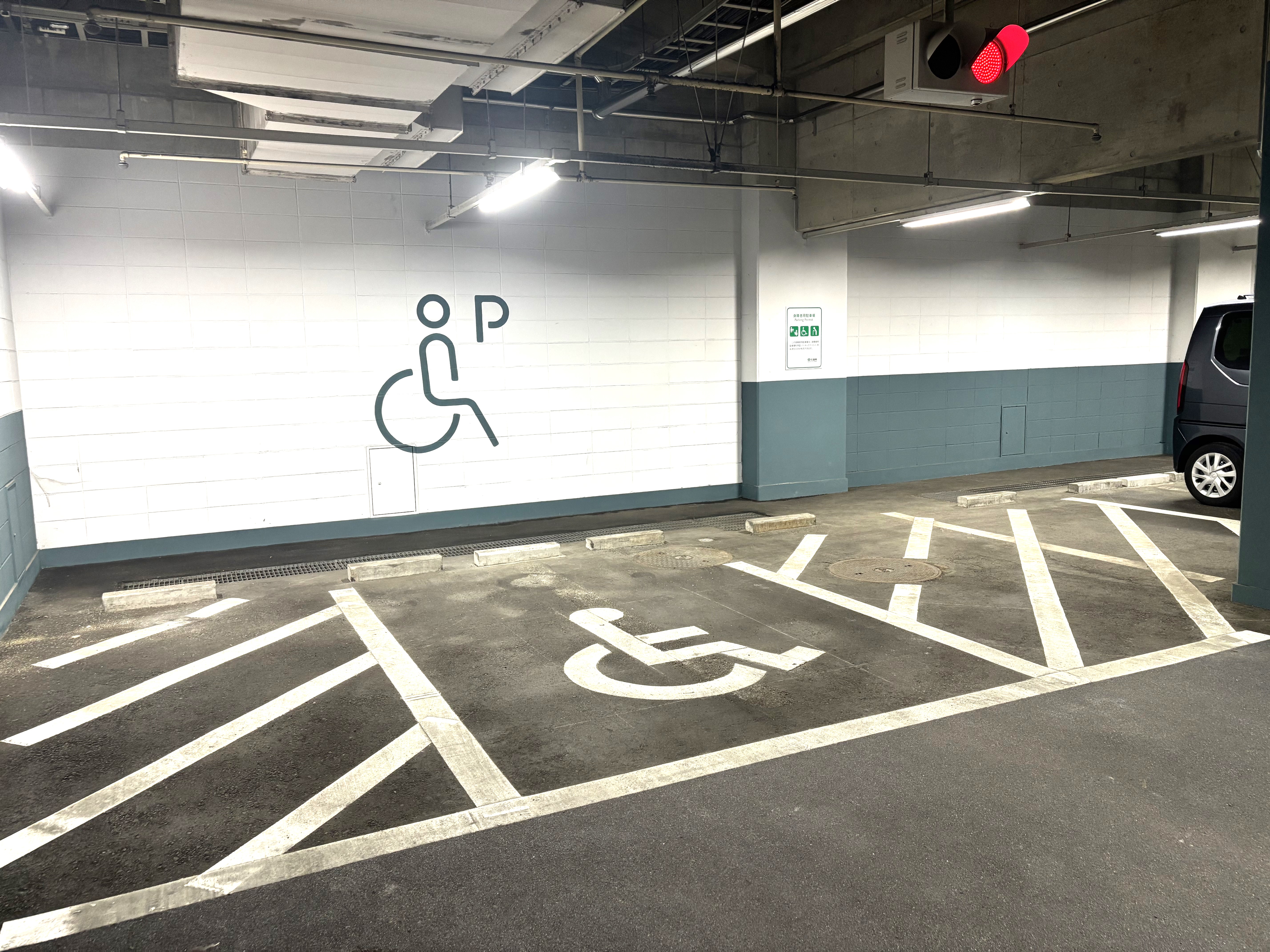 地下2階駐車場の身障者用駐車場