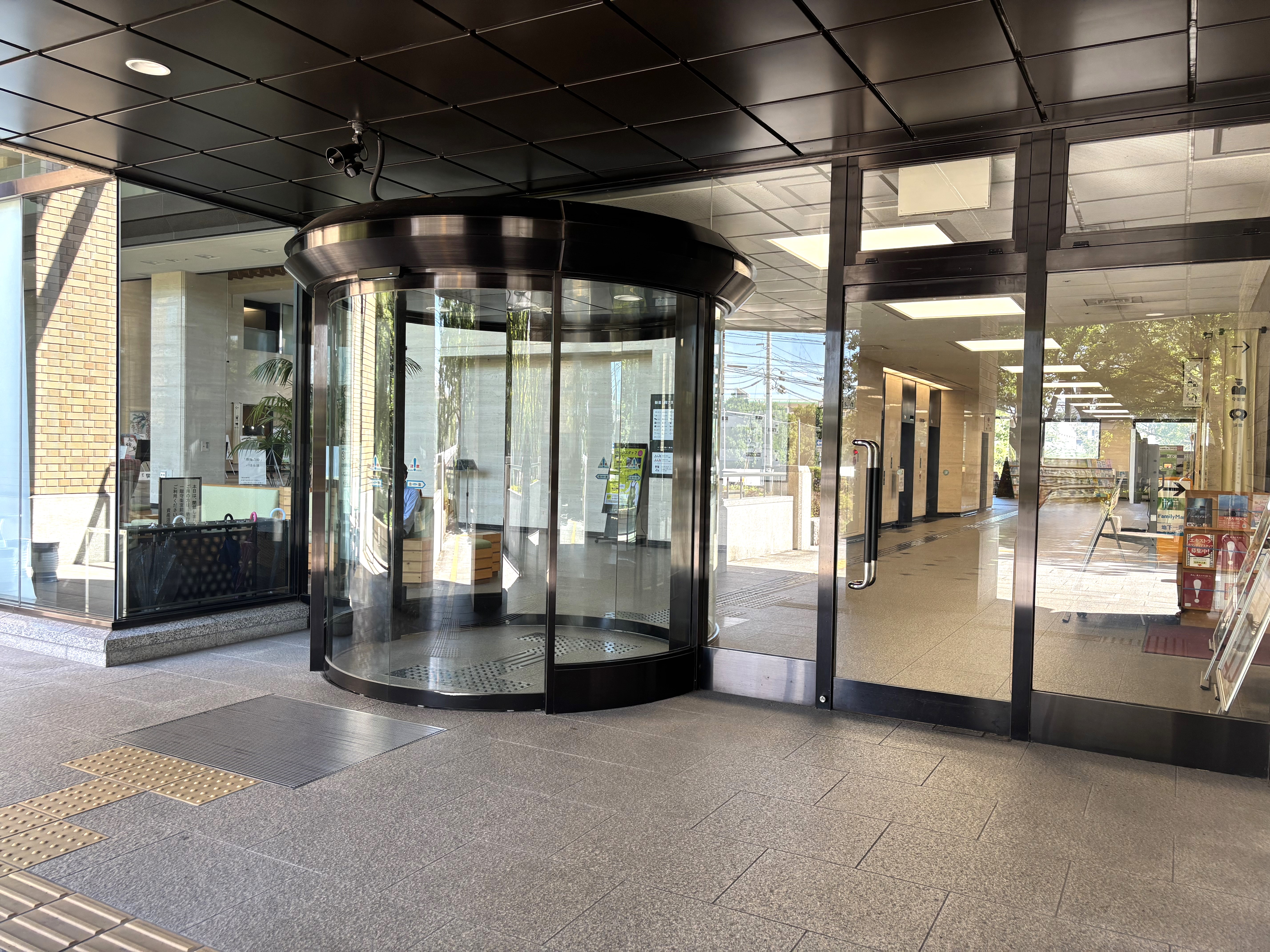 自動ドアと手動の開き戸、2か所出入口があります