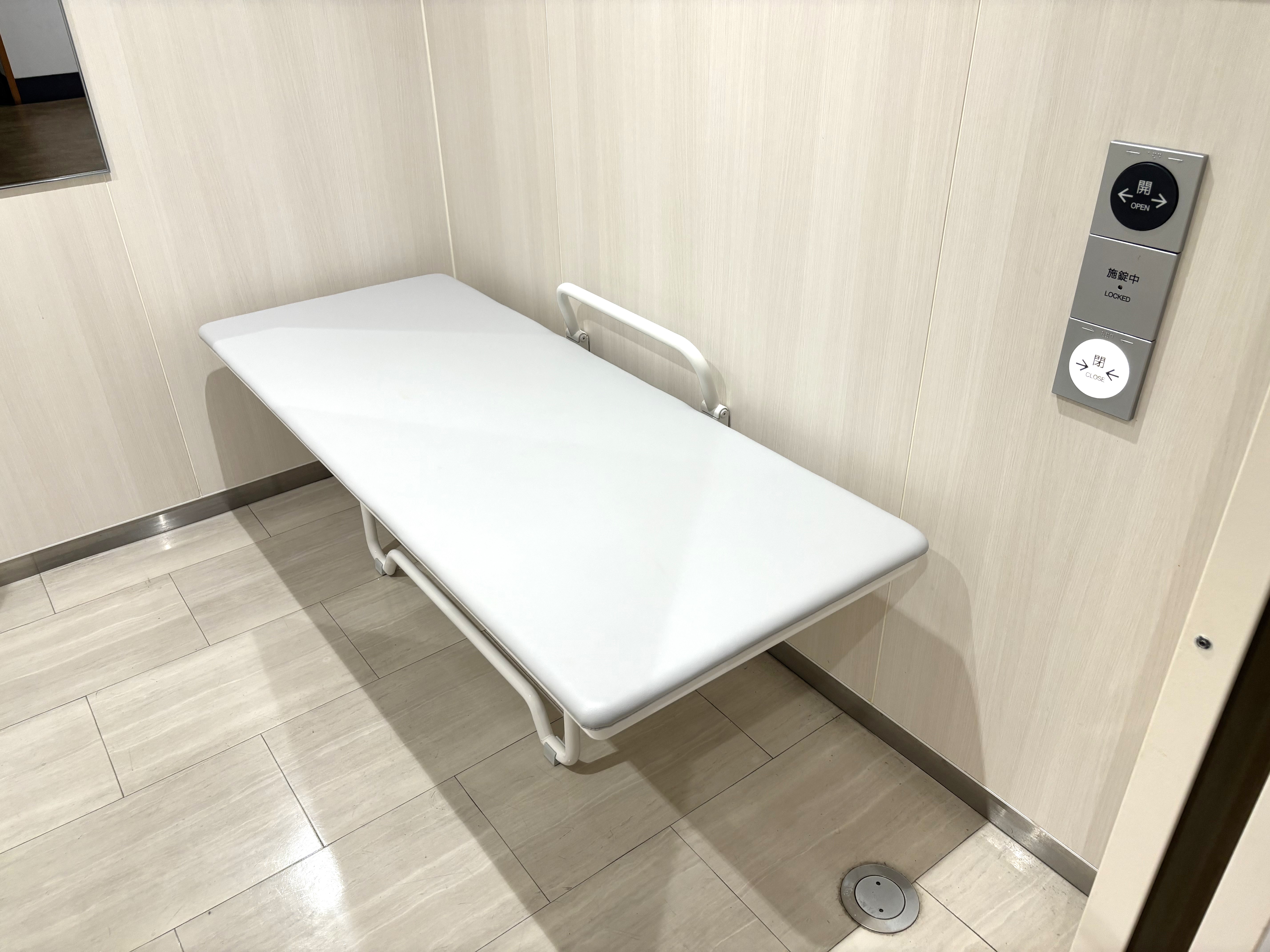 ユニバーサルシートは1階バリアフリートイレ内にあります