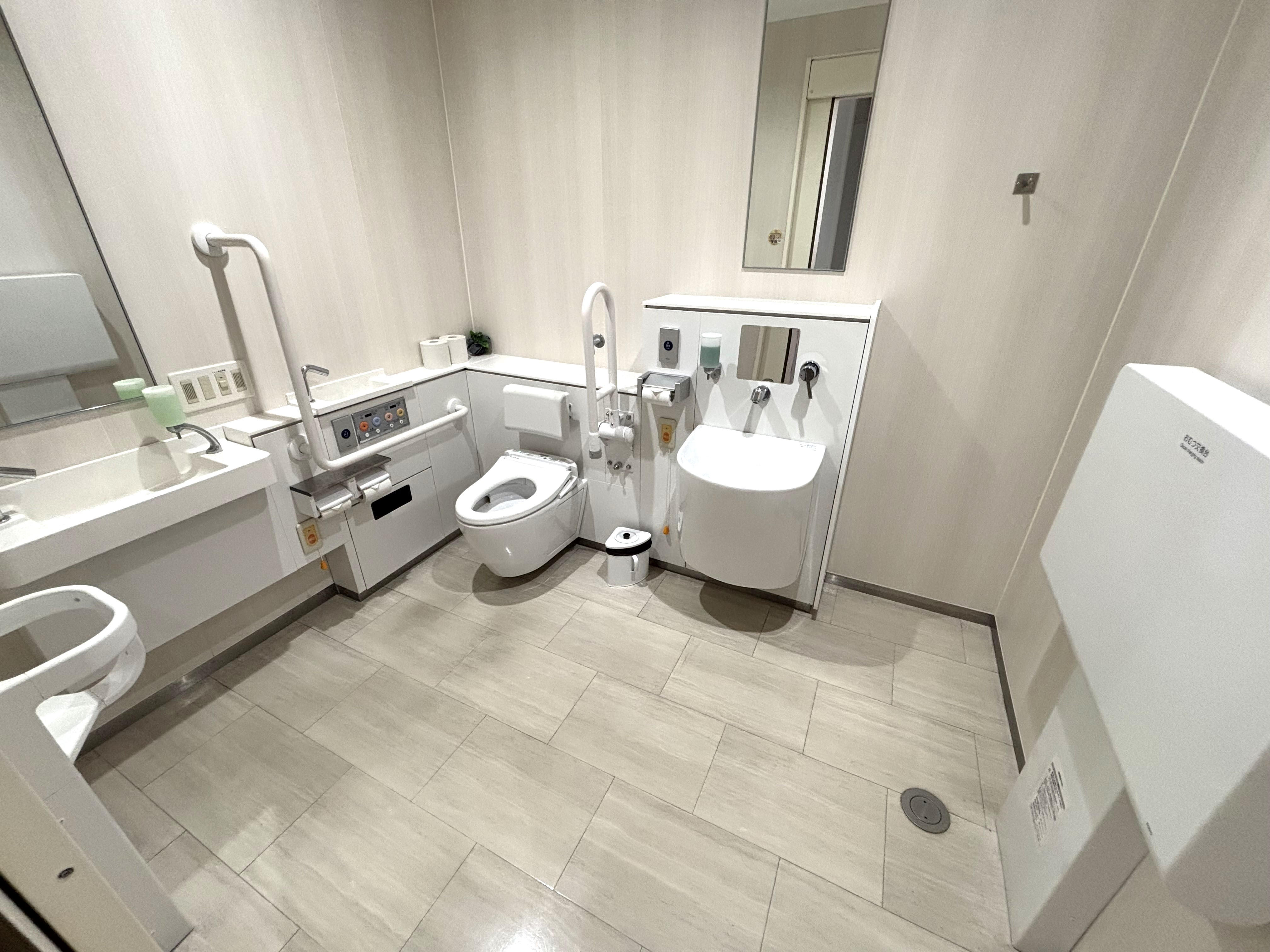 オストメイトは旧館3階バリアフリートイレ内にあります